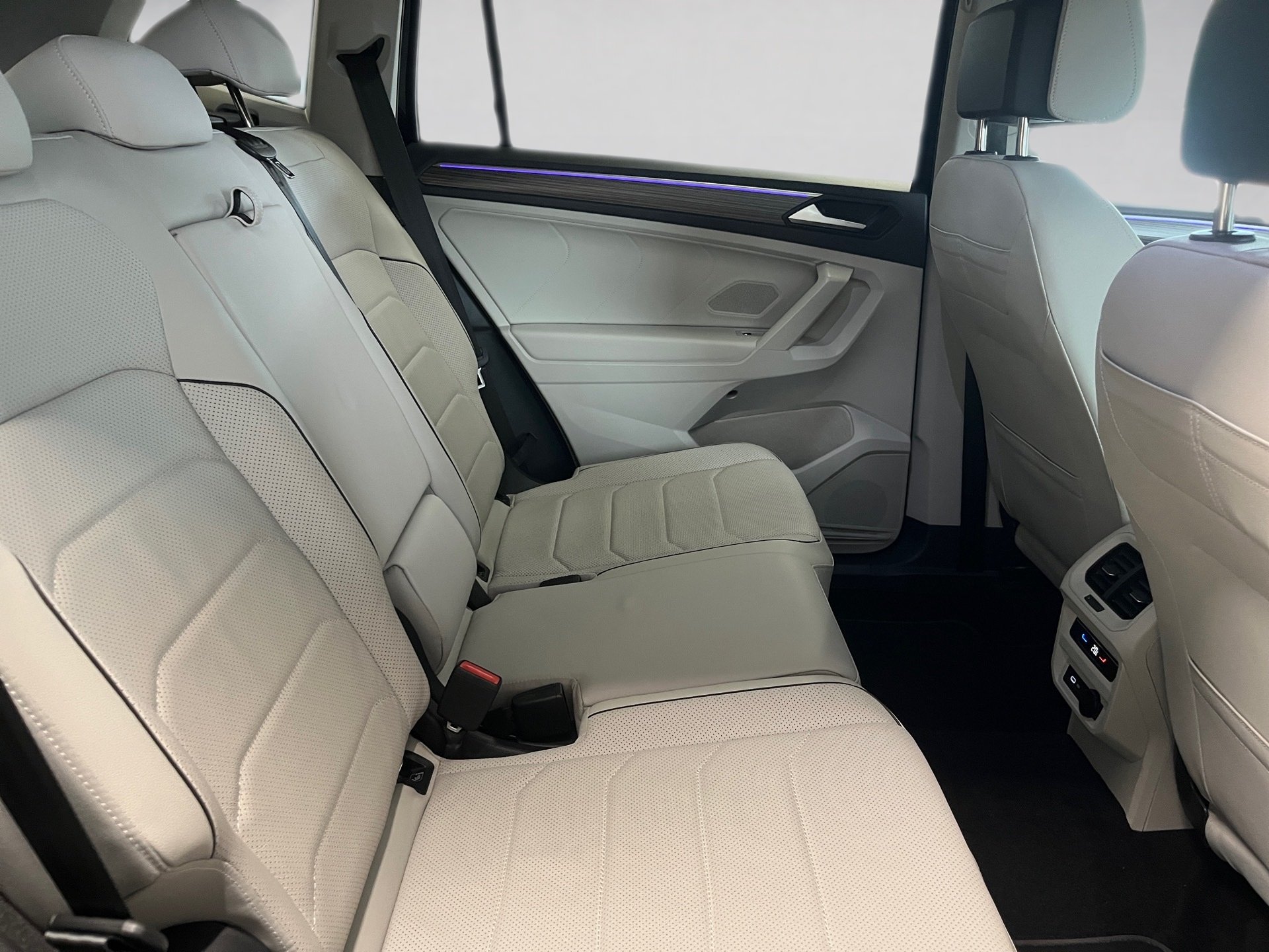 Tiguan Allspace ELEGANCE TSI DSG 4MOTION+ALU 19+AHK+LEDER+HARMAN/KARDON+LED-MATRIX+HUD