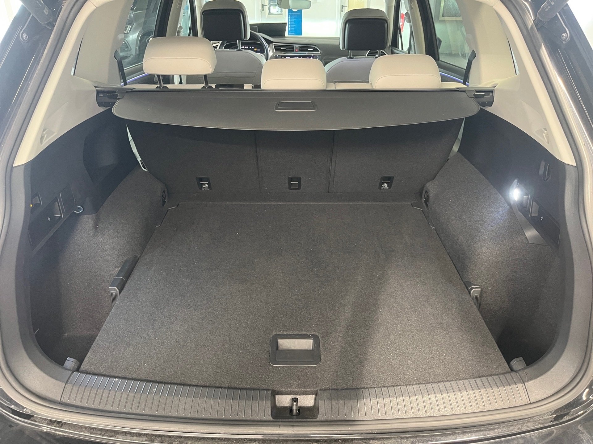 Tiguan Allspace ELEGANCE TSI DSG 4MOTION+ALU 19+AHK+LEDER+HARMAN/KARDON+LED-MATRIX+HUD