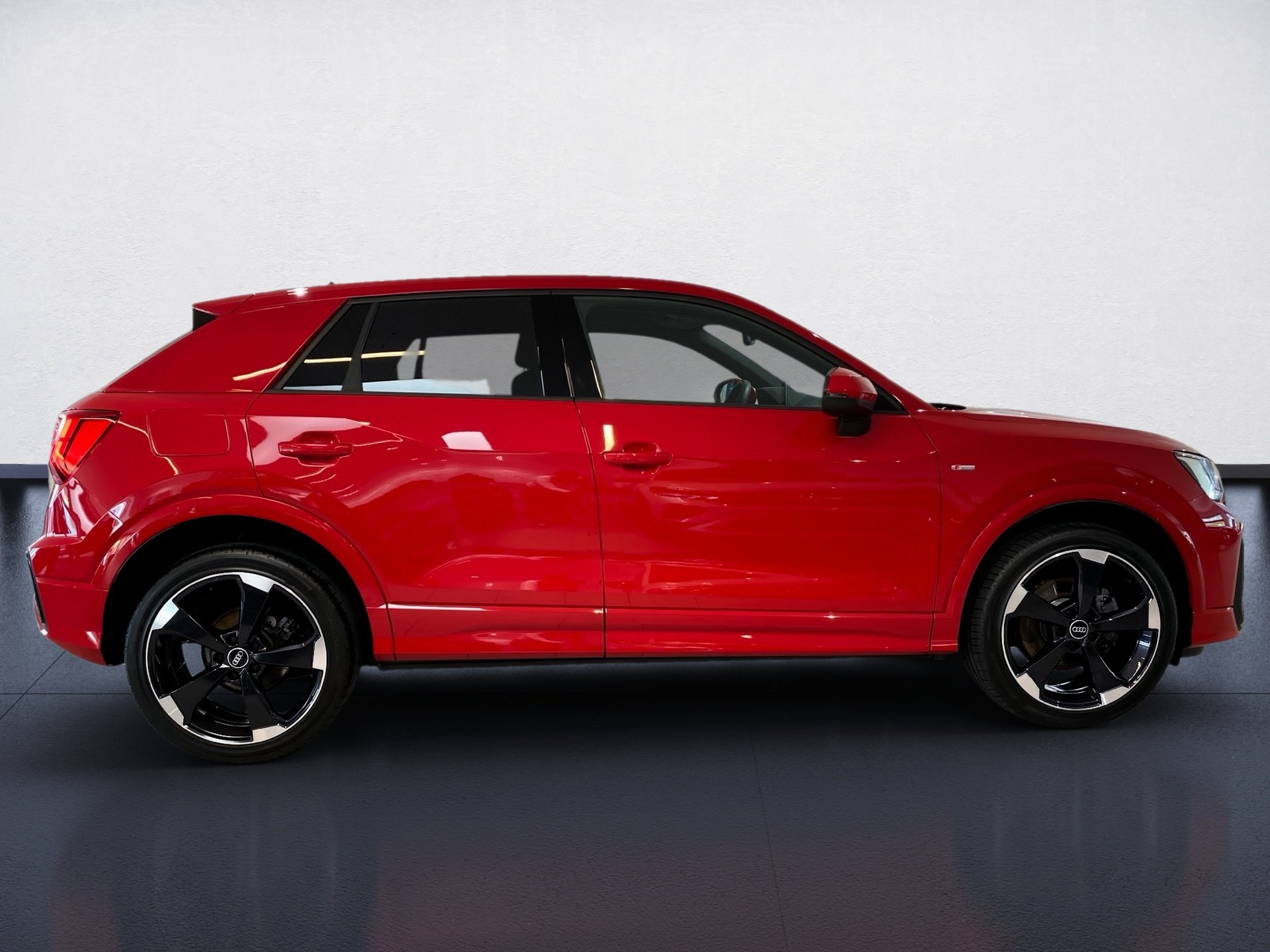 Q2 S line 35 TFSI DSG AHK LED RFK Navi AHK AUT