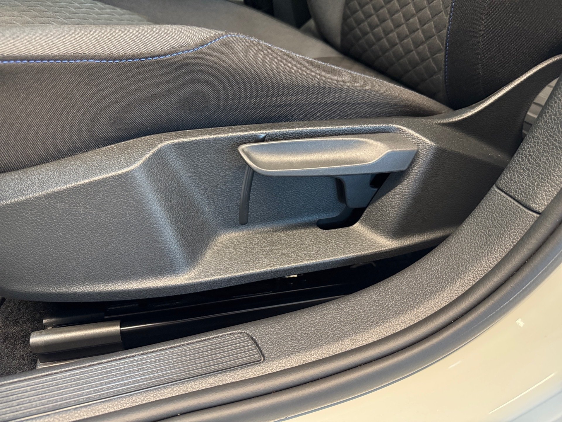 Golf VII 1.6 TDI Join DSG AHK ACC LED Navi ACC