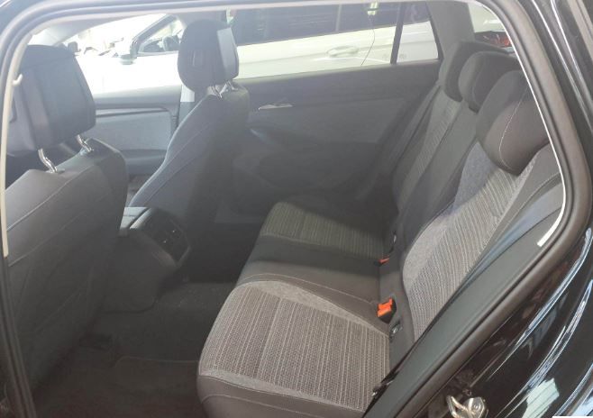 Superb Combi 2.0 TDI Selection DSG Navi AHK LED