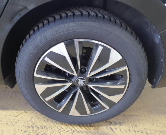 Superb Combi 2.0 TDI Selection DSG Navi AHK LED