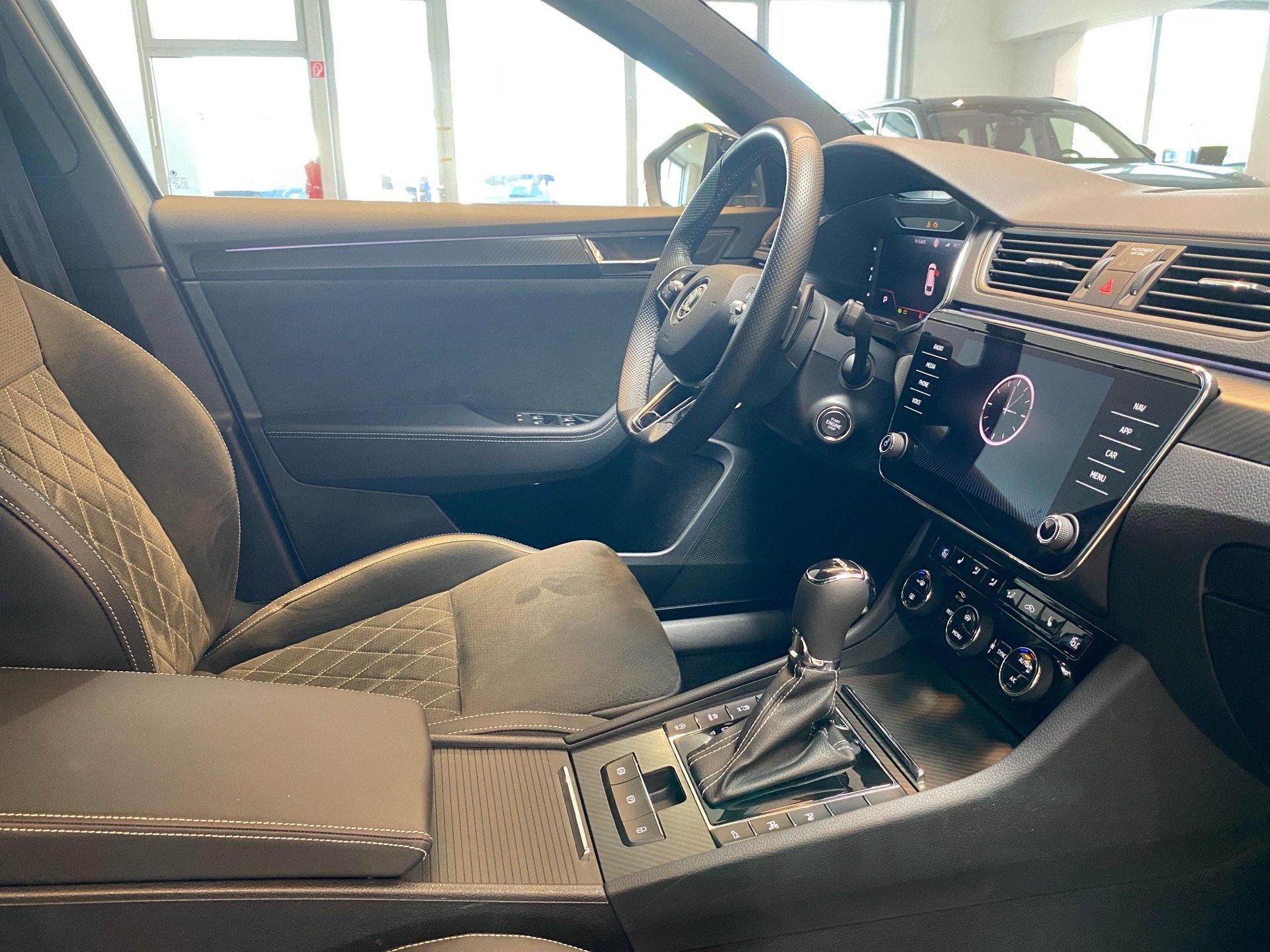 Superb Combi 2.0 TDI Sportline DSG AHK Matrix Navi