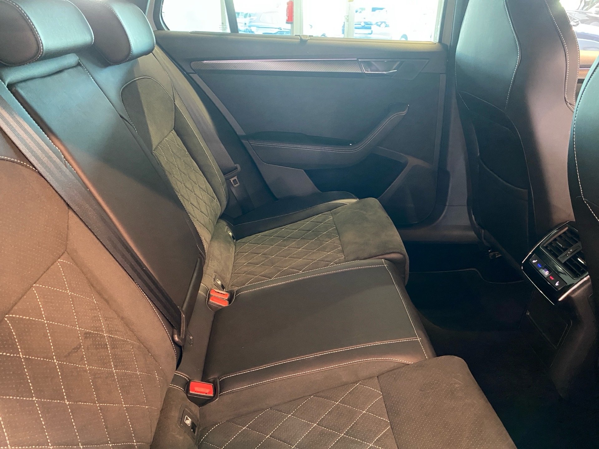 Superb Combi 2.0 TDI Sportline DSG AHK Matrix Navi