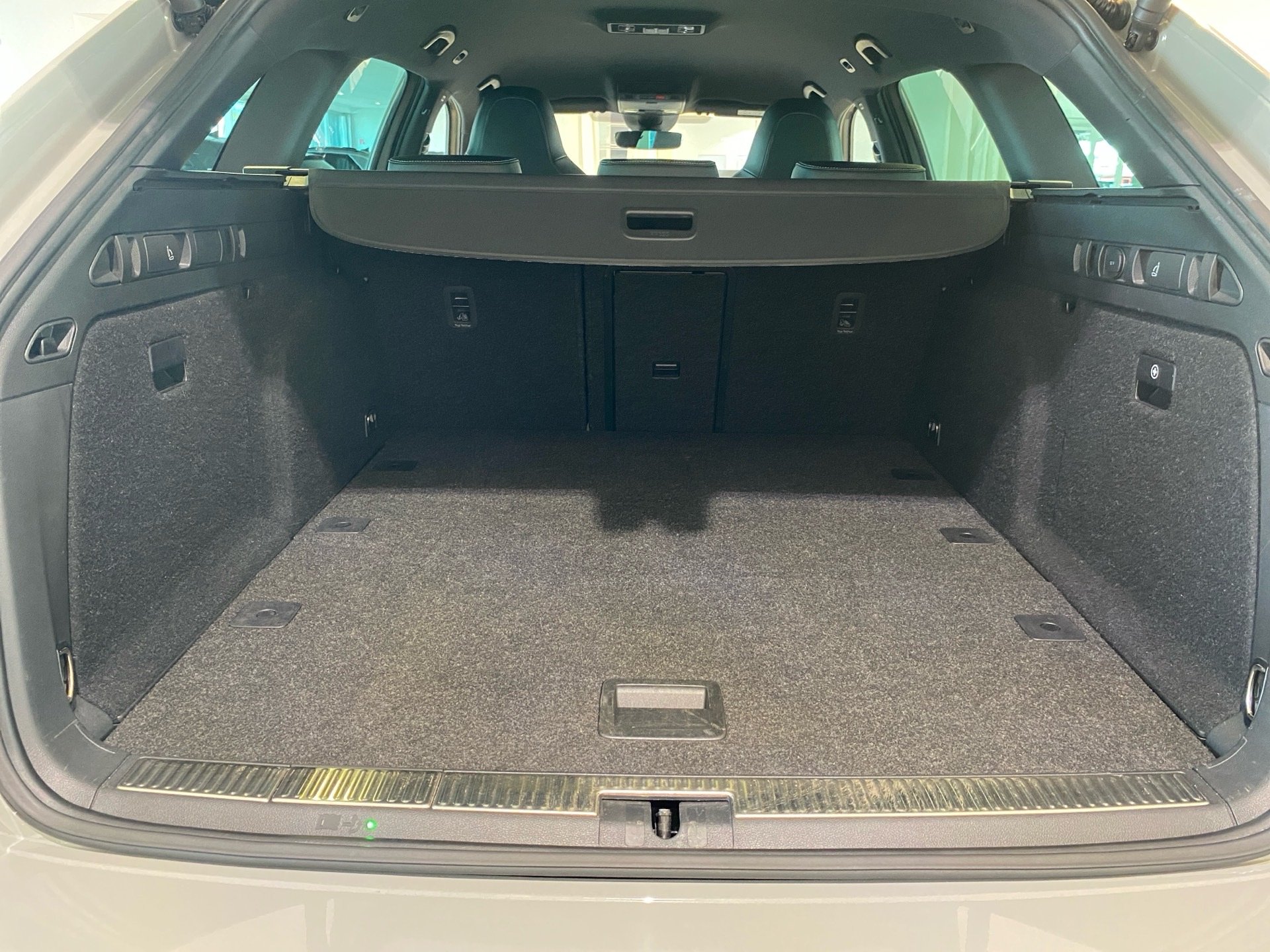 Superb Combi 2.0 TDI Sportline DSG AHK Matrix Navi