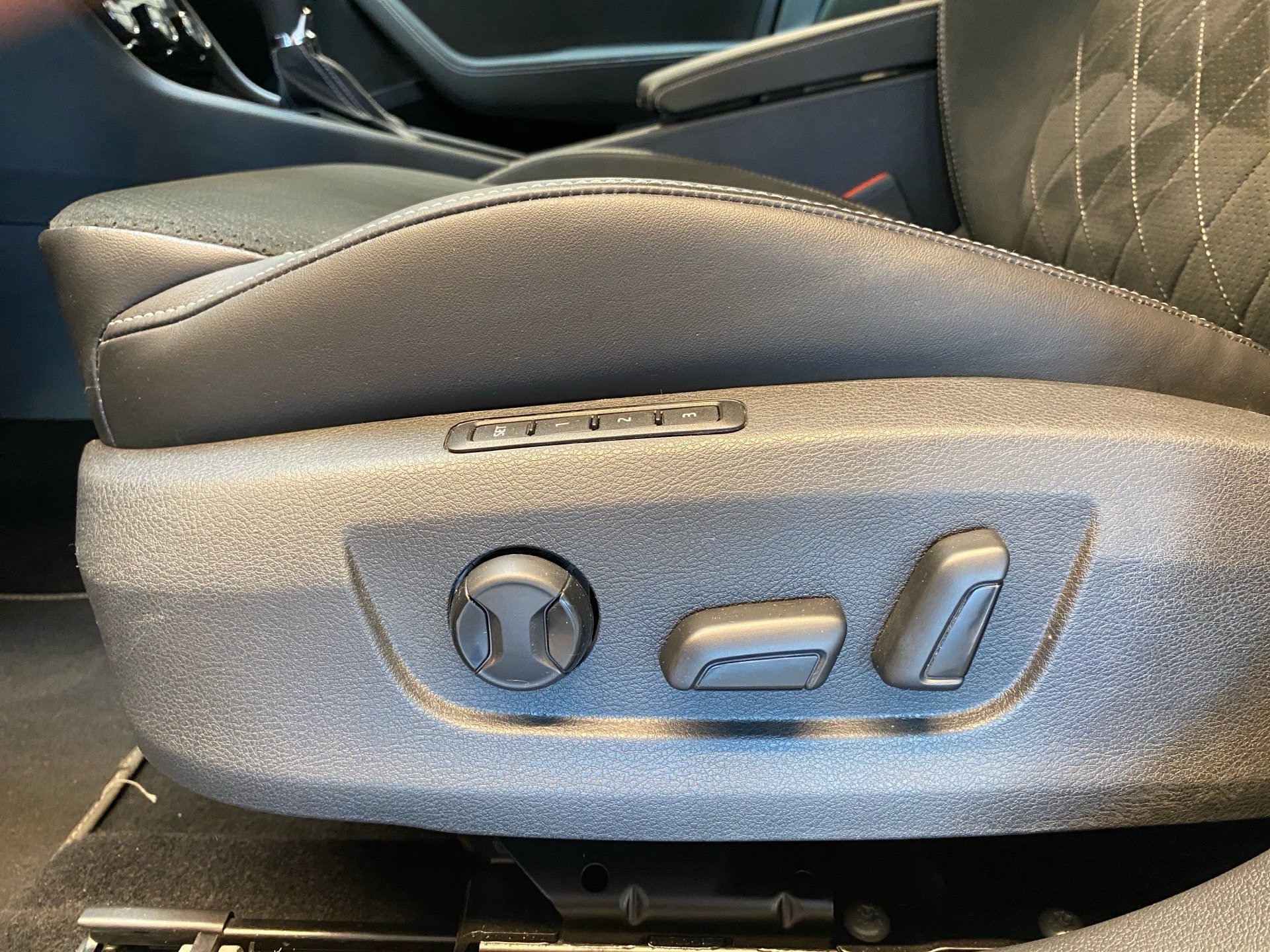 Superb Combi 2.0 TDI Sportline DSG AHK Matrix Navi