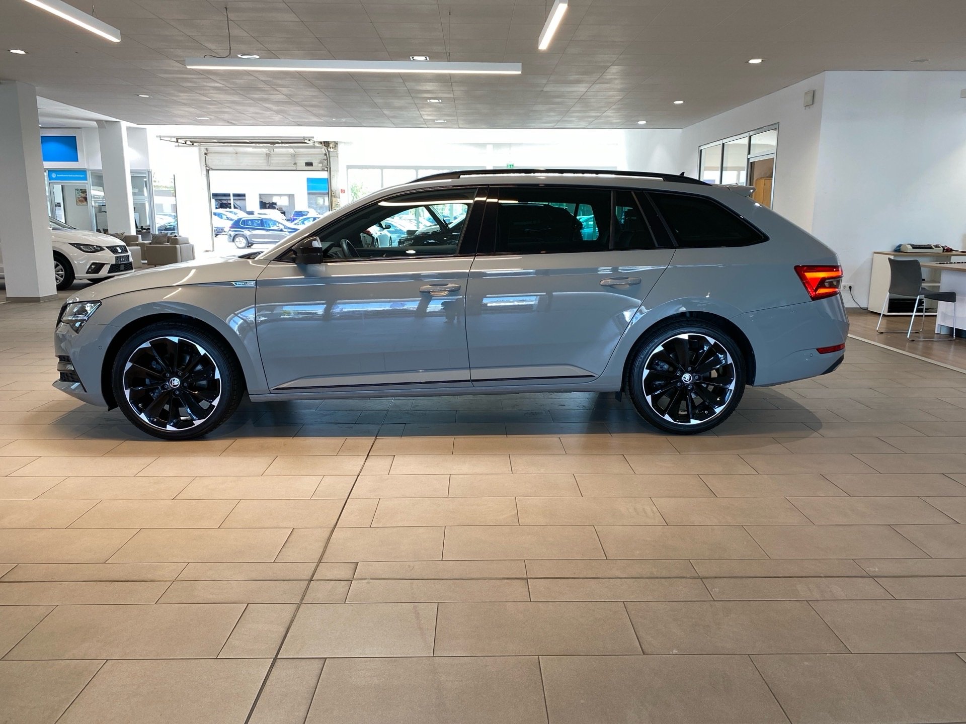 Superb Combi 2.0 TDI Sportline DSG AHK Matrix Navi