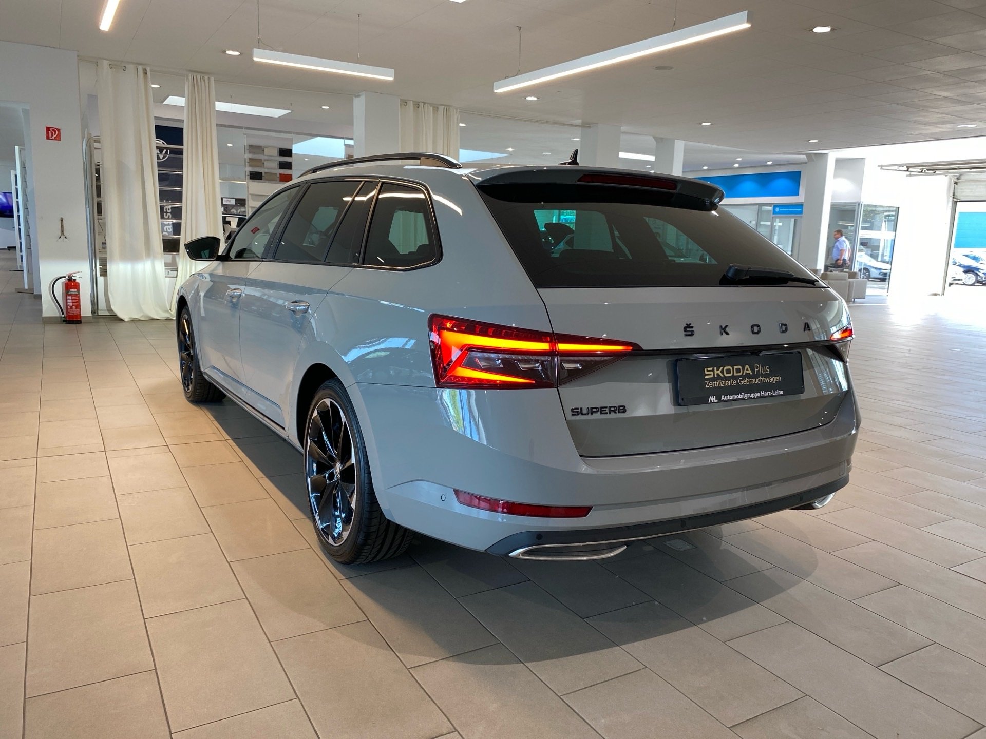 Superb Combi 2.0 TDI Sportline DSG AHK Matrix Navi