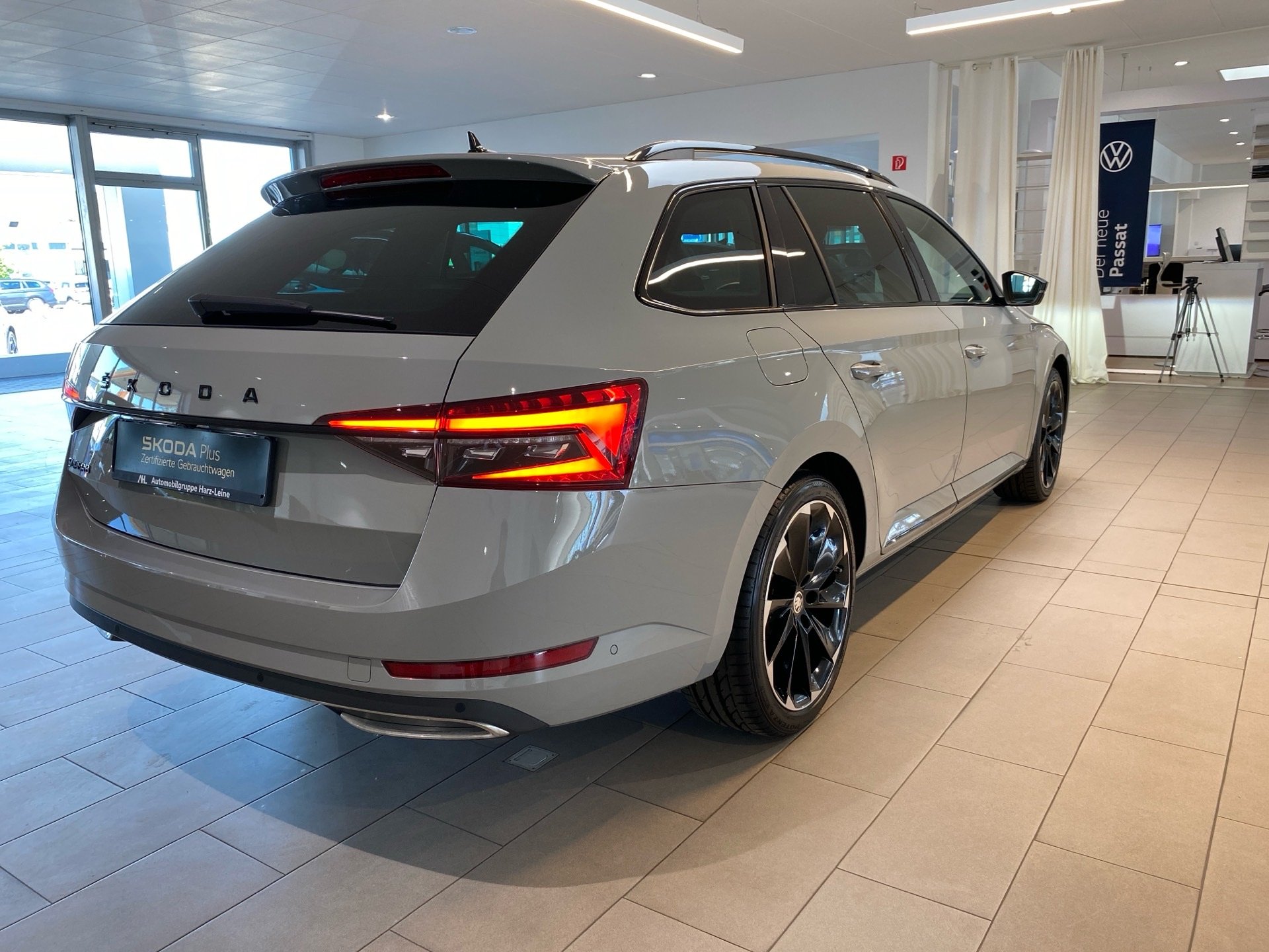 Superb Combi 2.0 TDI Sportline DSG AHK Matrix Navi