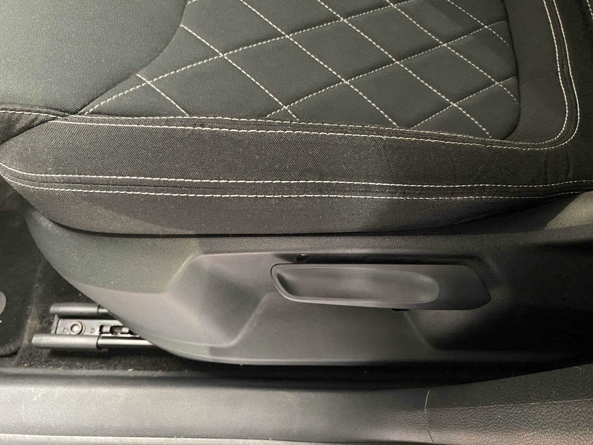 Karoq 2.0 TDI Sportline 4x4 DSG AHK RFK Navi LED