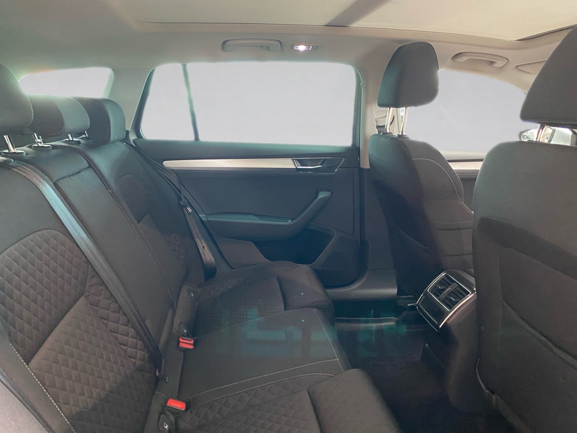 Superb Combi 2.0 TDI Ambition DSG SmartLink Pano AHK LED