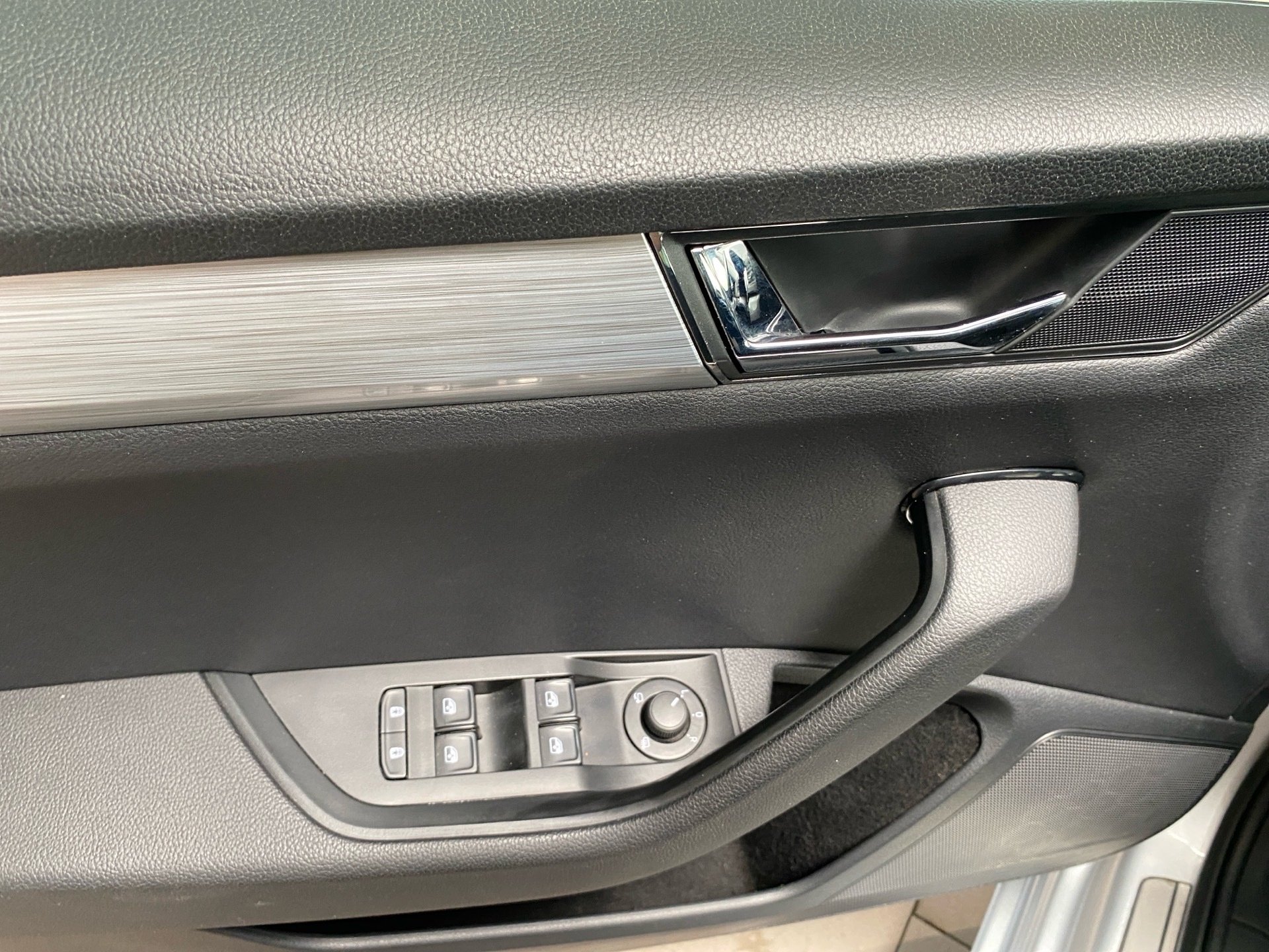 Superb Combi 2.0 TDI Ambition DSG SmartLink Pano AHK LED