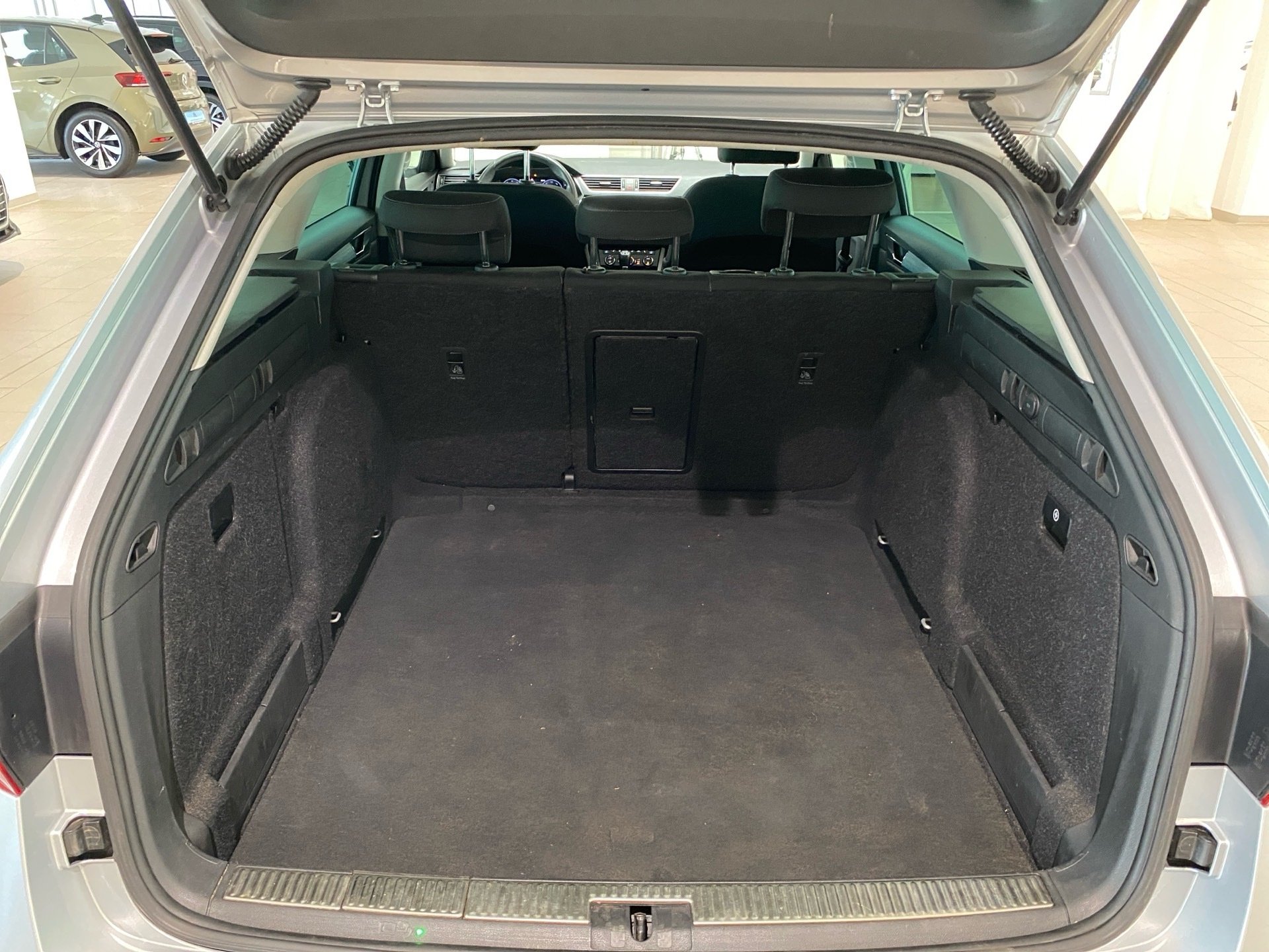 Superb Combi 2.0 TDI Ambition DSG SmartLink Pano AHK LED