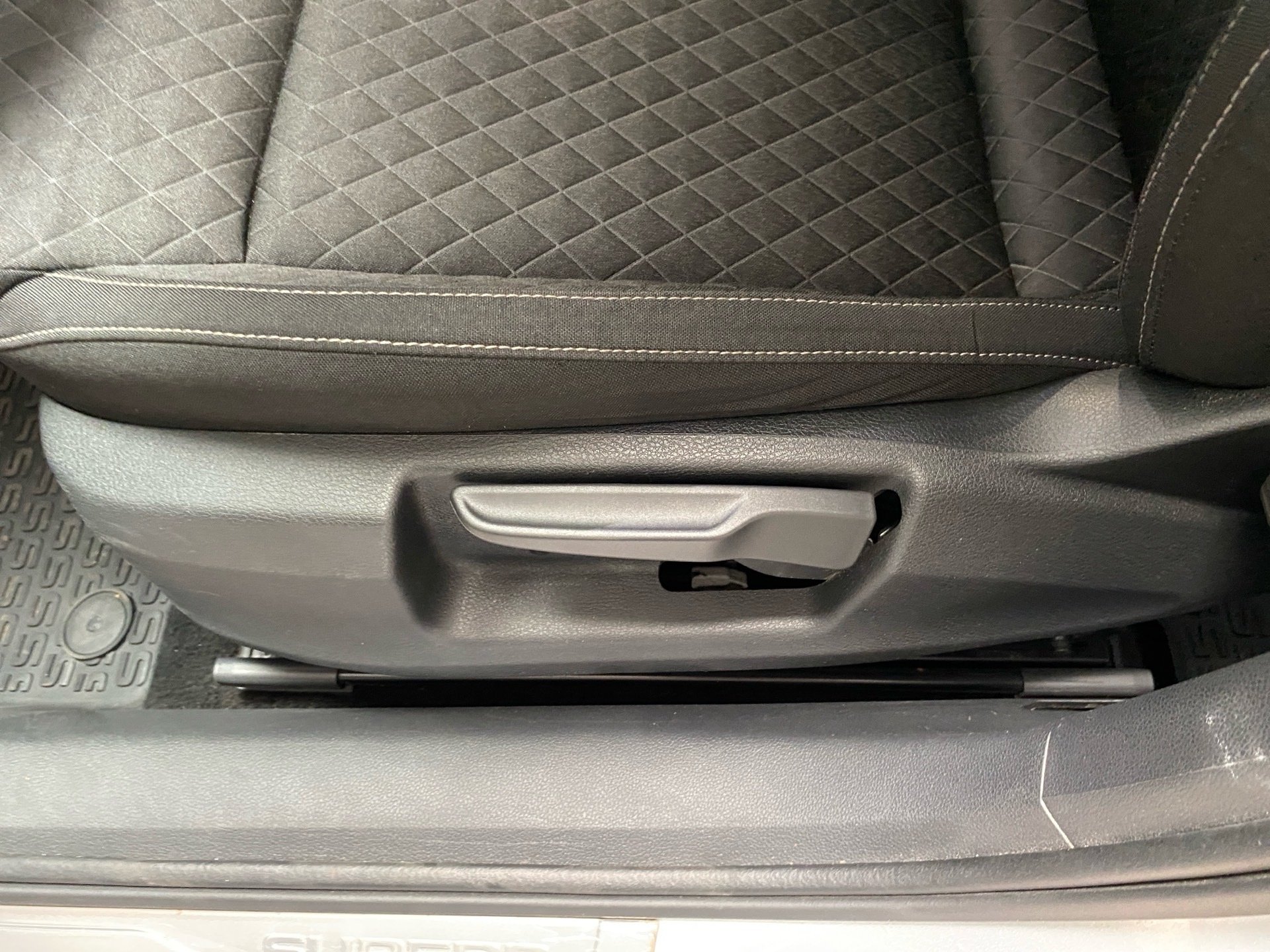 Superb Combi 2.0 TDI Ambition DSG SmartLink Pano AHK LED
