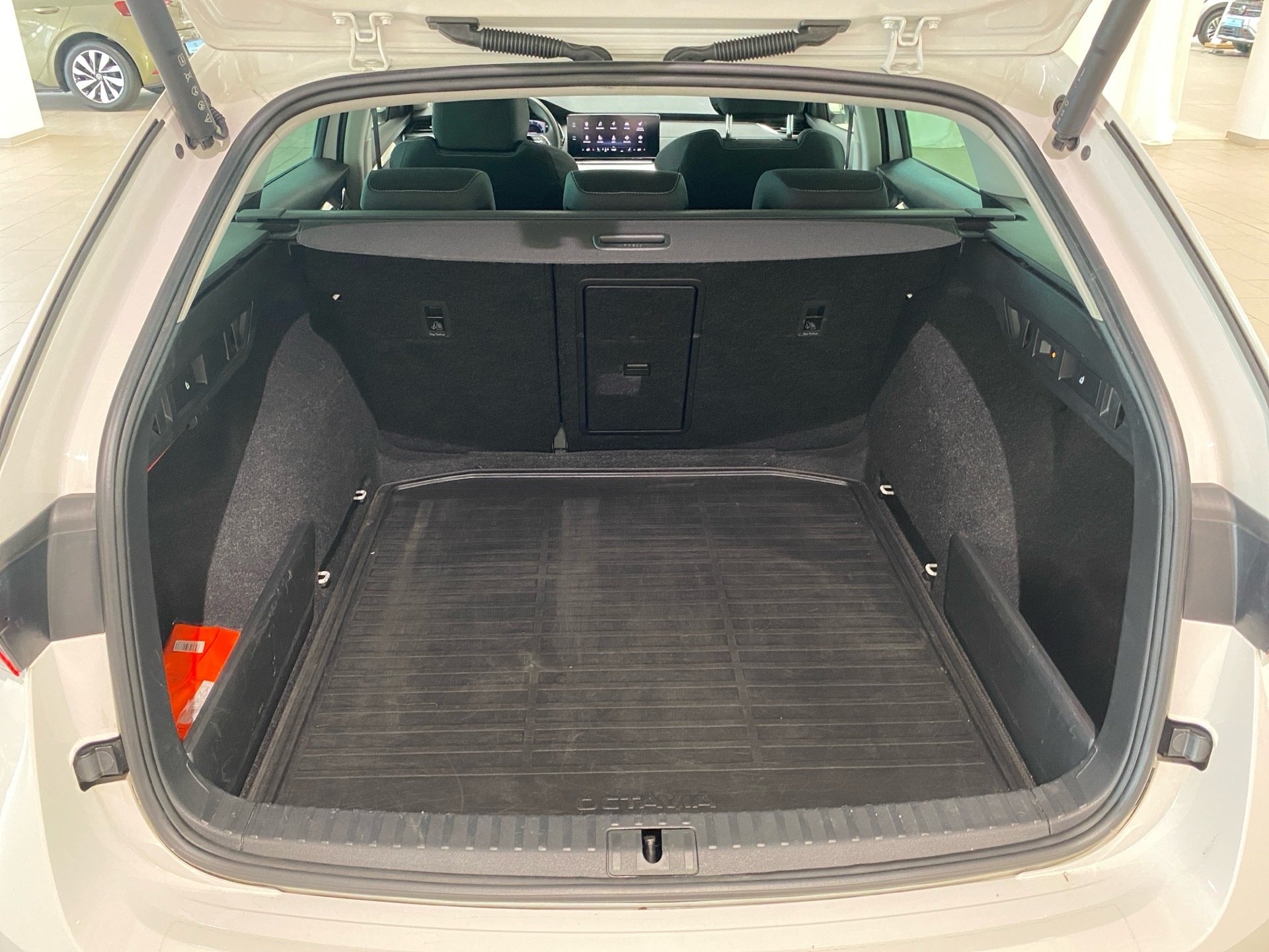Octavia Combi 2.0 TDI Style DSG AHK HuD LED Navi
