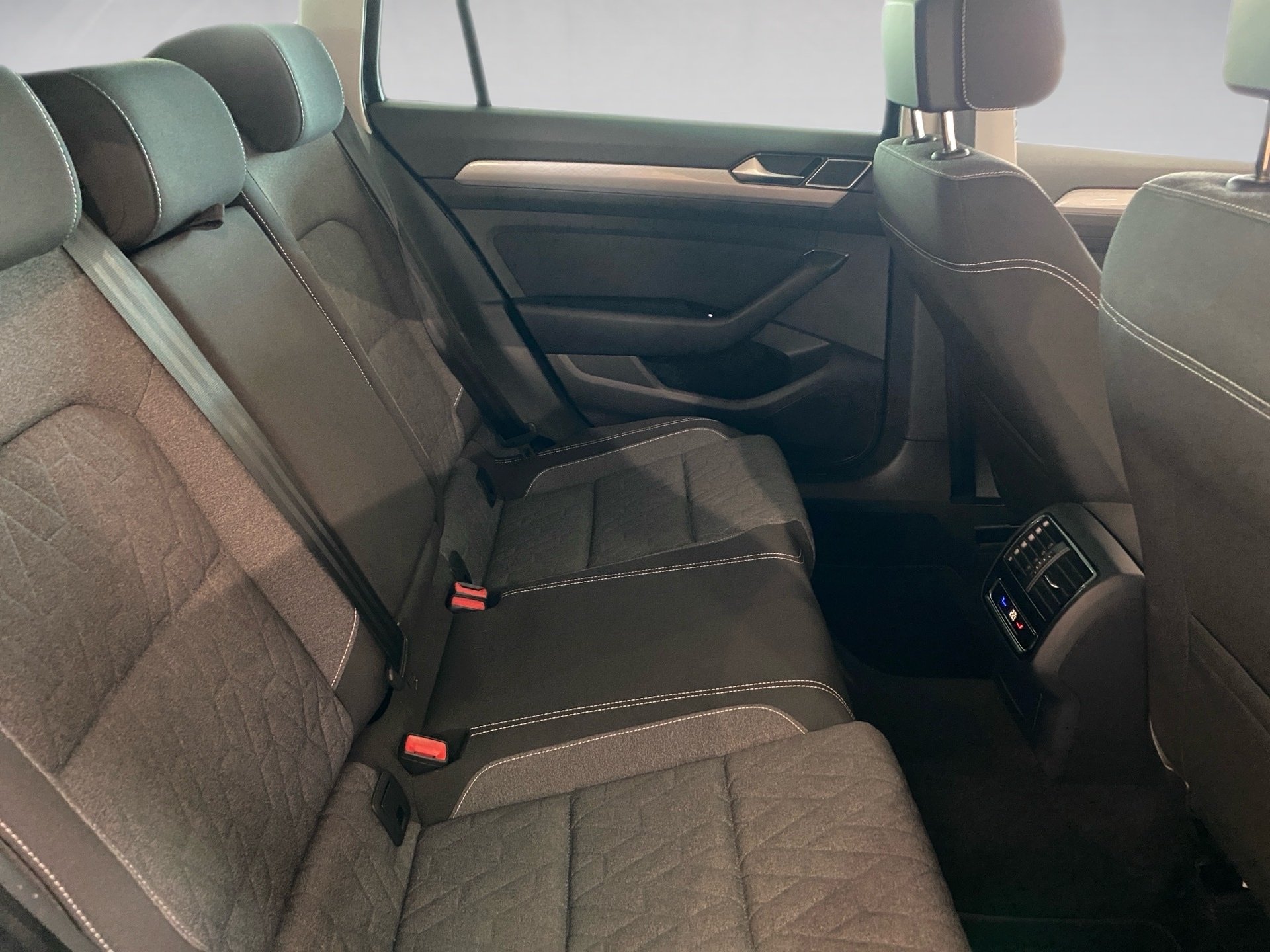 Passat Variant 1.5 TSI Business DSG AHK LED Navi PDC