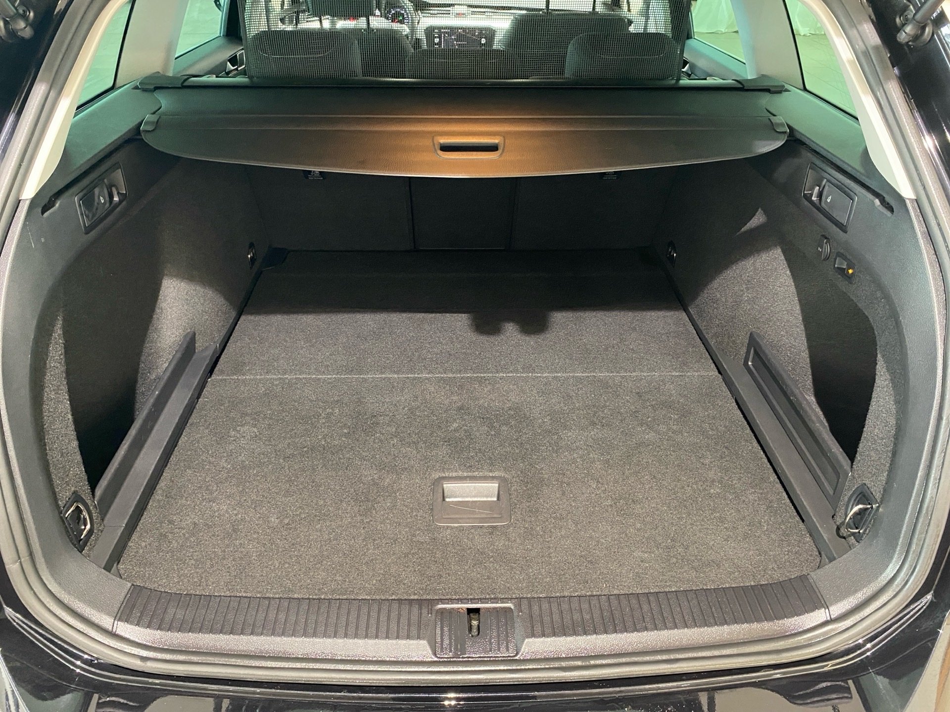 Passat Variant 1.5 TSI Business DSG AHK LED Navi PDC