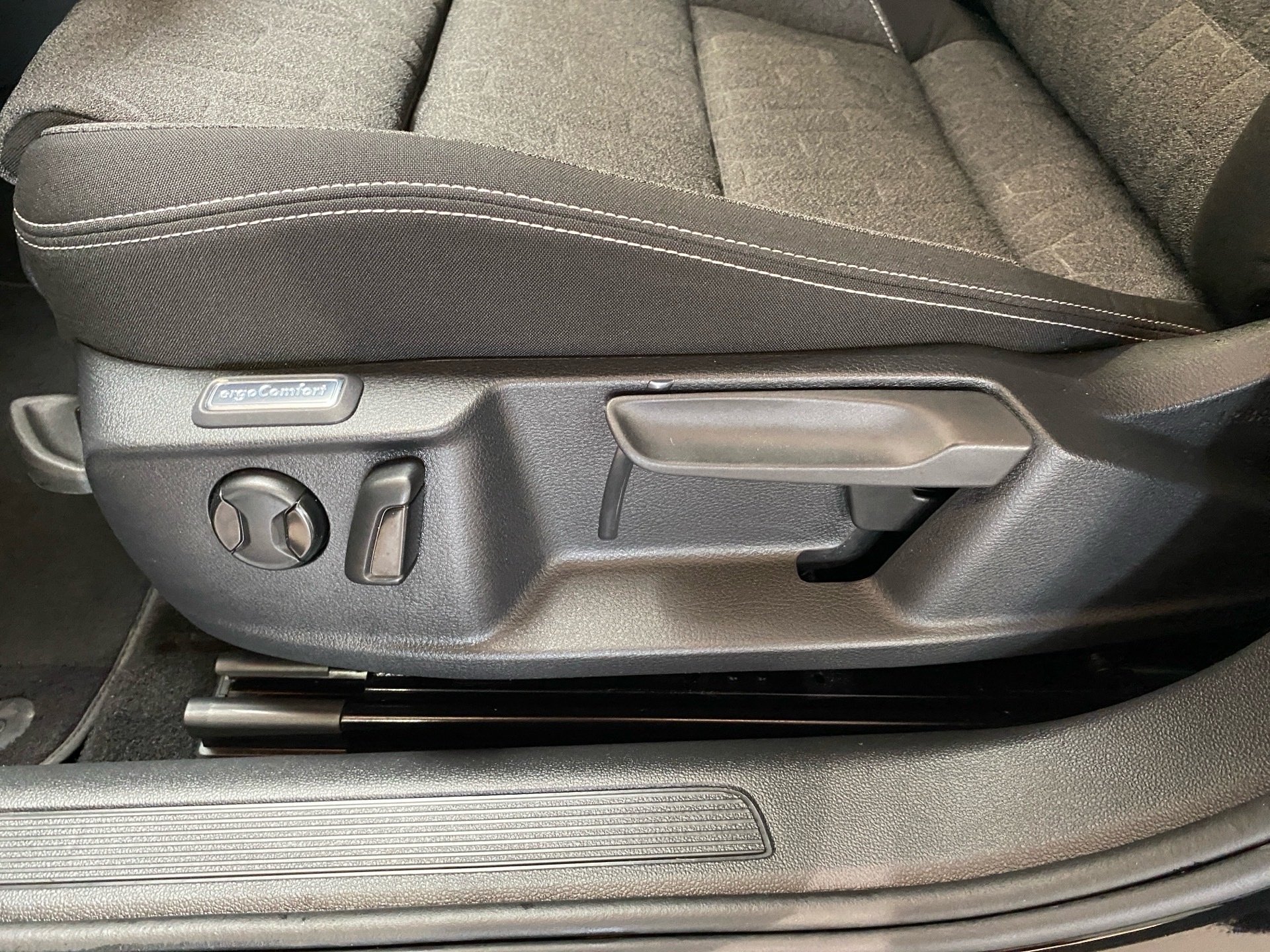 Passat Variant 1.5 TSI Business DSG AHK LED Navi PDC