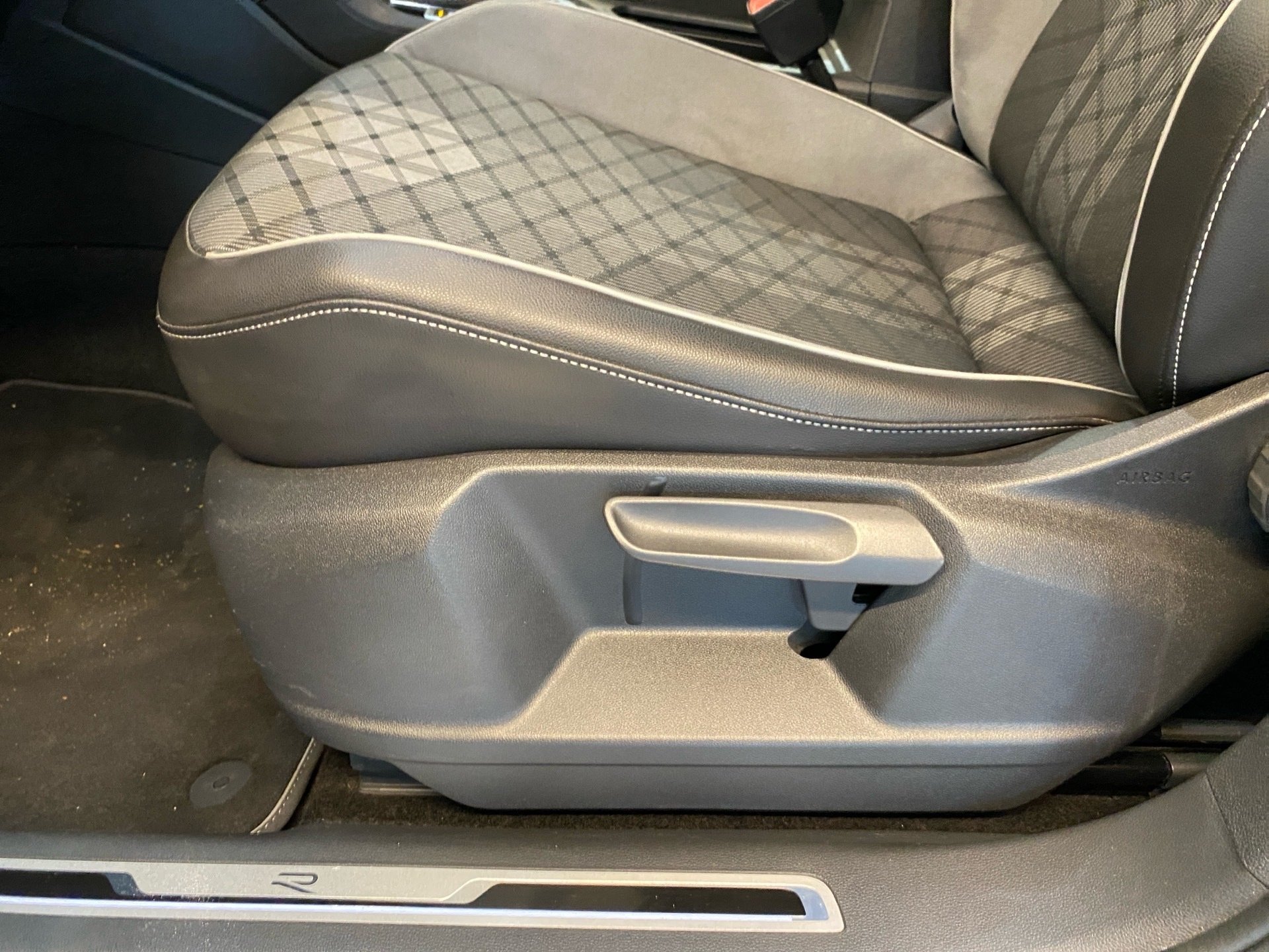 Tiguan 2.0 TDI R-Line DSG AHK Stand.hz. RFK Navi
