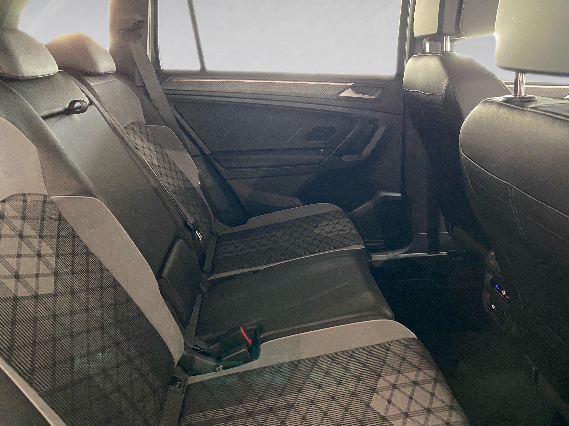 2.0 TSI R-Line 4M DSG Stand.hz. IQ.Light Pano