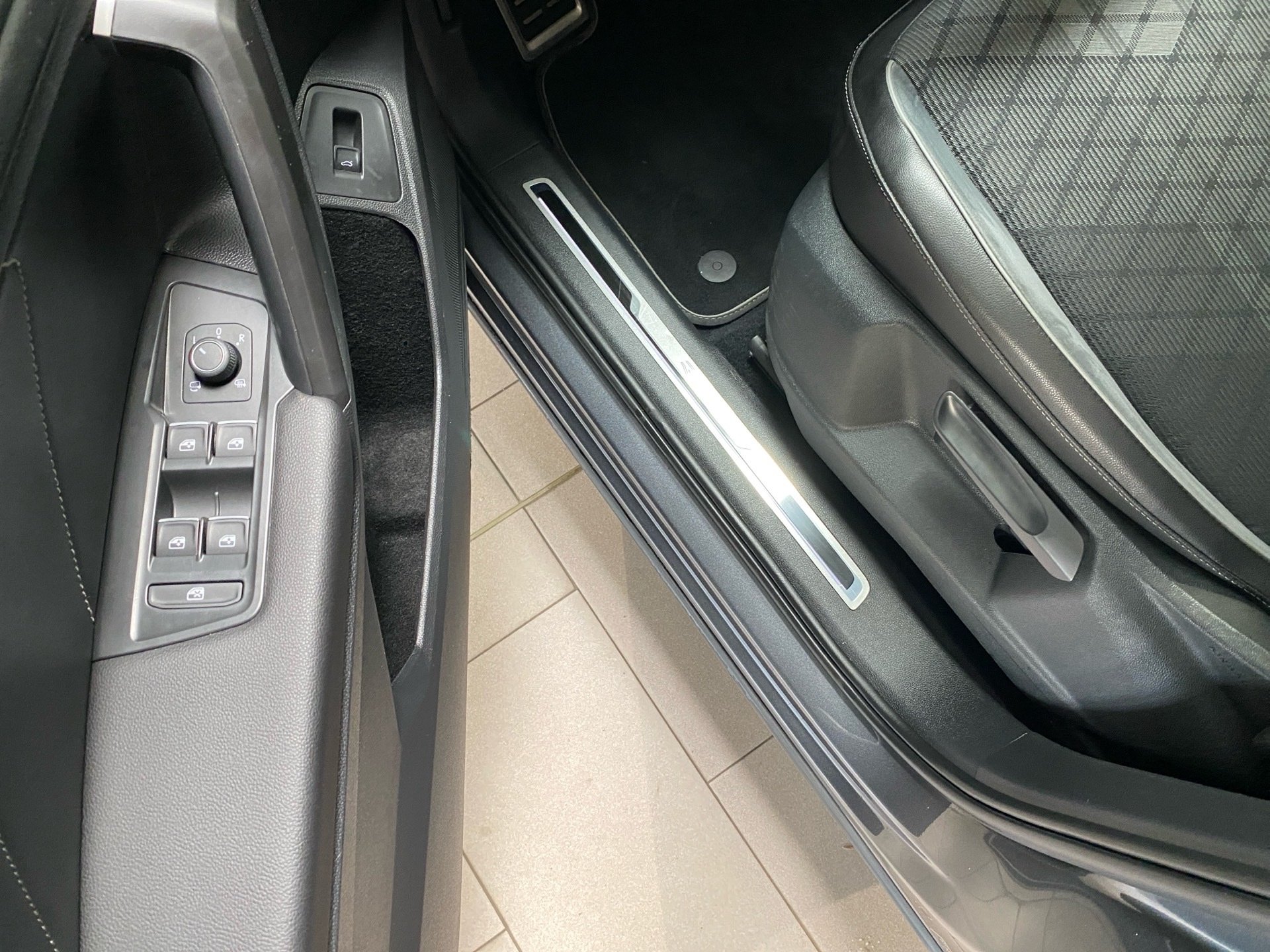 2.0 TSI R-Line 4M DSG Stand.hz. IQ.Light Pano