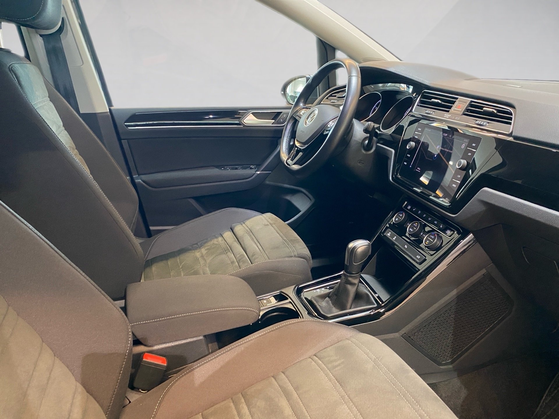 Touran 1.5 TSI R-Line DSG 7Sitzer AVV LED Navi