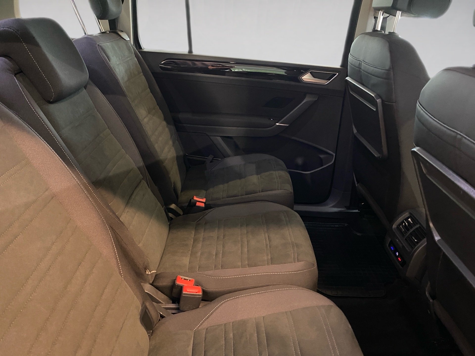 Touran 1.5 TSI R-Line DSG 7Sitzer AVV LED Navi