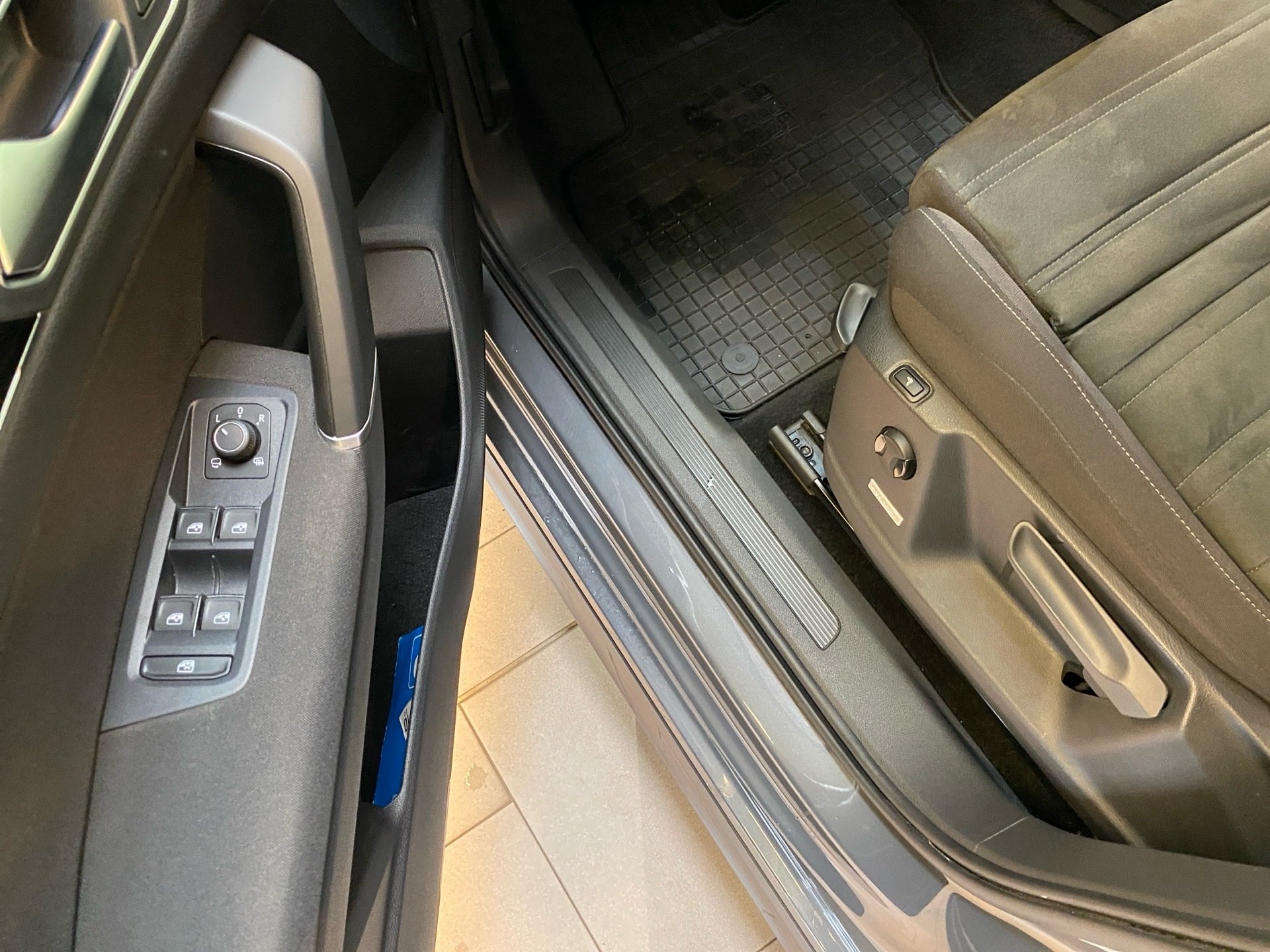 Touran 1.5 TSI R-Line DSG 7Sitzer AVV LED Navi
