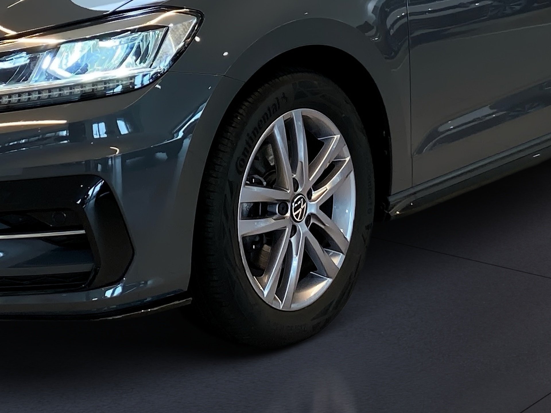 Touran 1.5 TSI R-Line DSG 7Sitzer AVV LED Navi