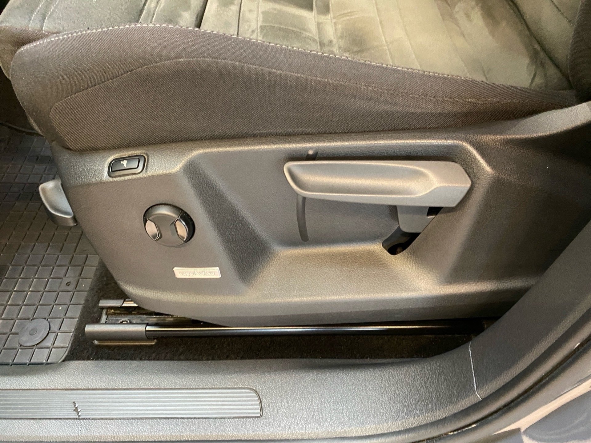 Touran 1.5 TSI R-Line DSG 7Sitzer AVV LED Navi