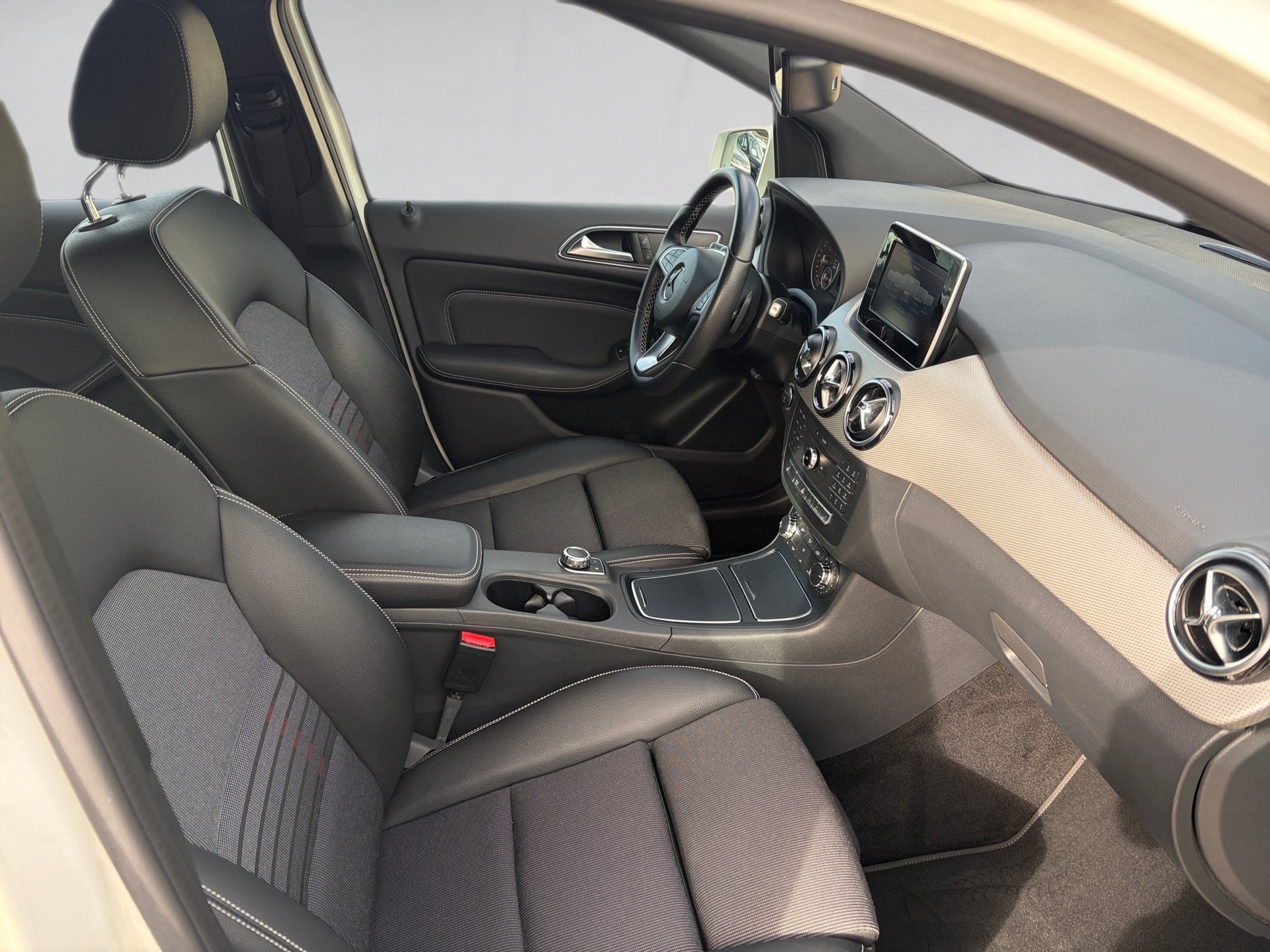 B 180 1.6 L Edition B DSG RFK NAVI SHZ GRA PDC