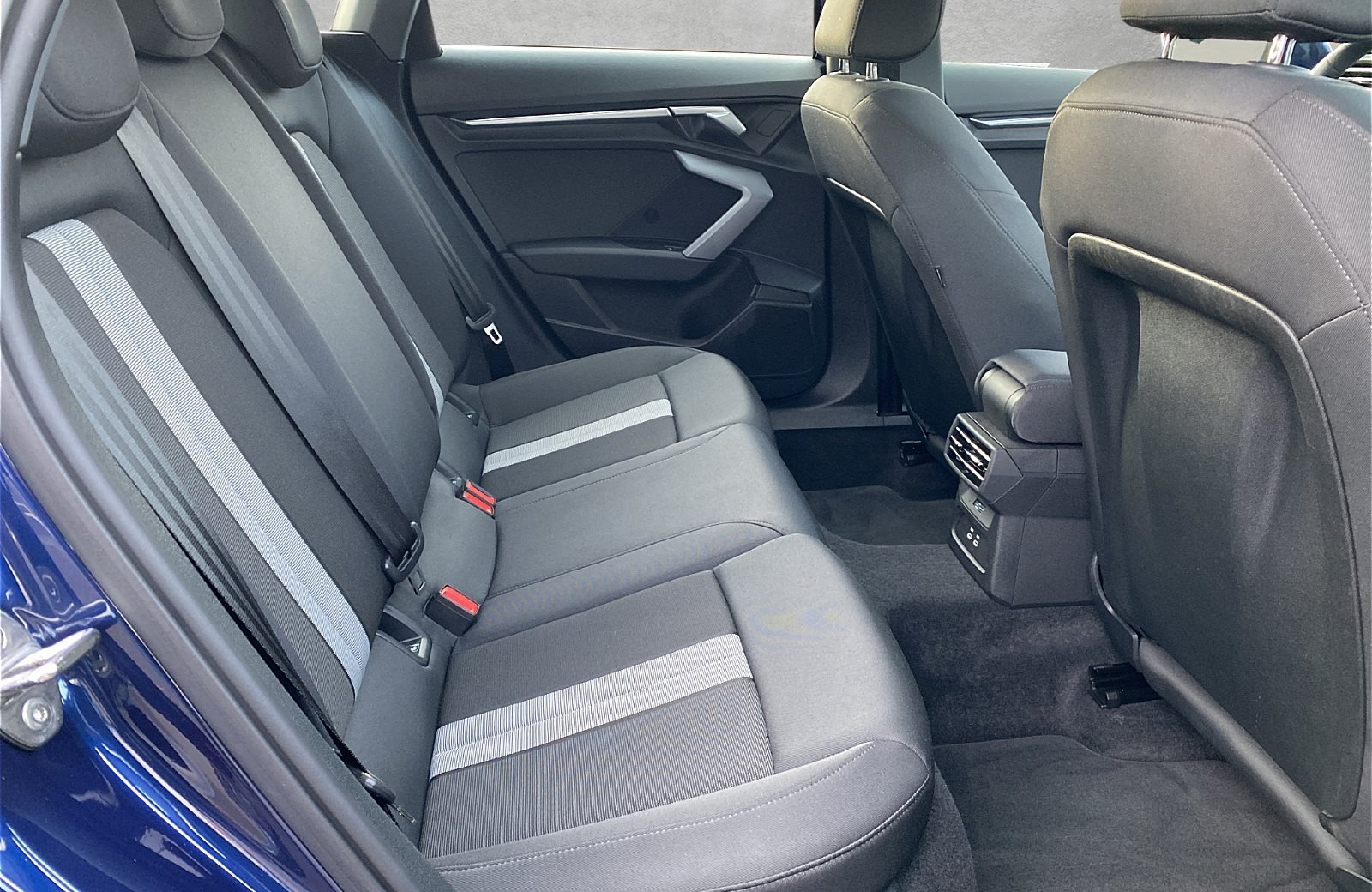 A3 Sportback 30 TFSI advanced S-tronic LED Navi ACC AHK RFK