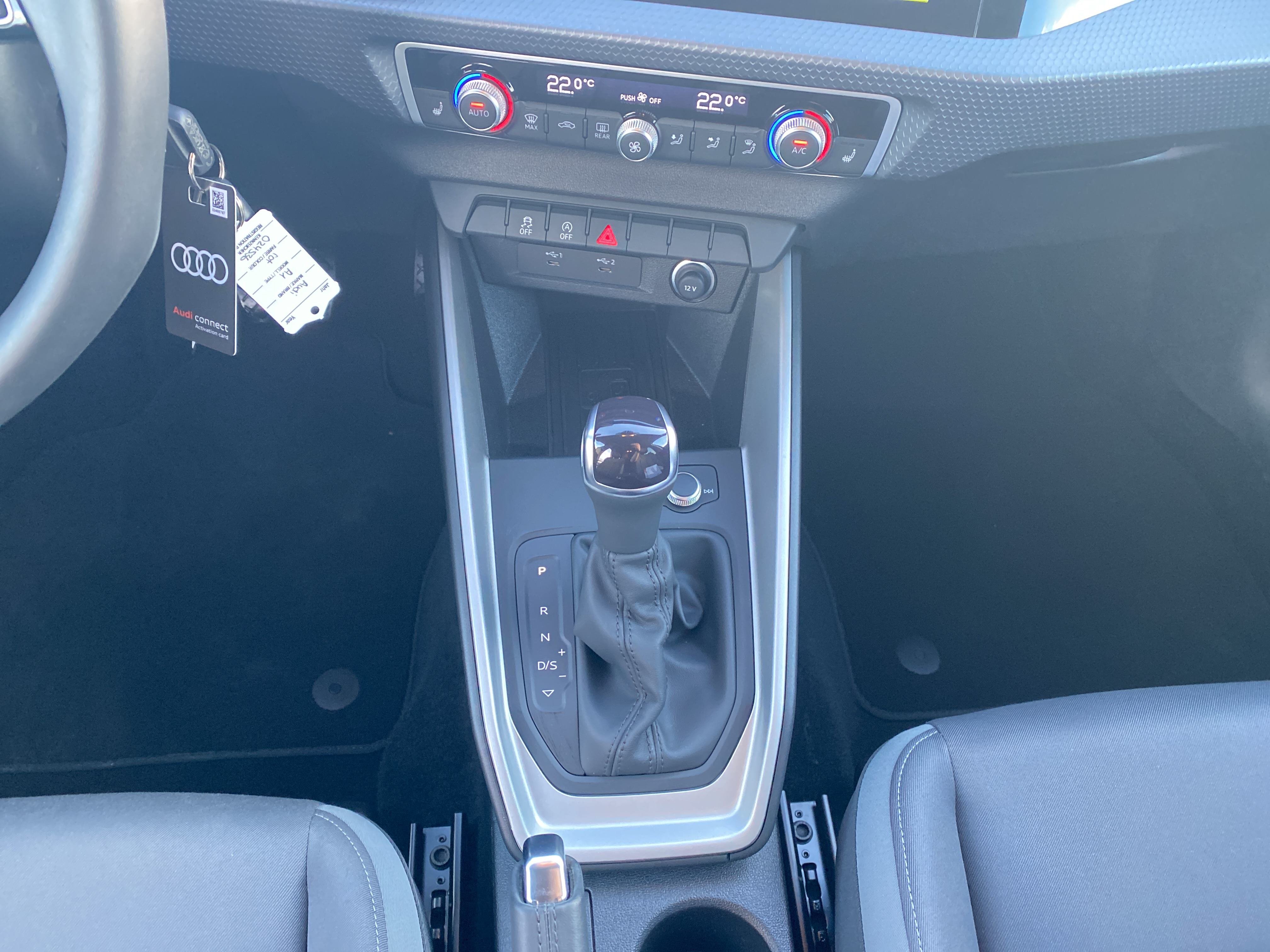 A1 Sportback 25 TFSI advanced S-tronic MMI Bluetooth PDC SHZ