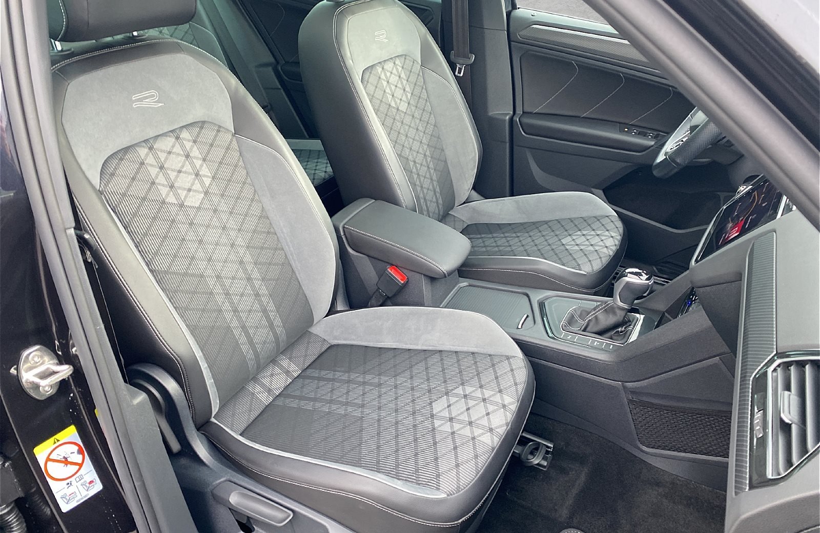 Tiguan 1.4 TSI eHybrid R-Line DSG Matrix Navi ACC Pano AHK HuD