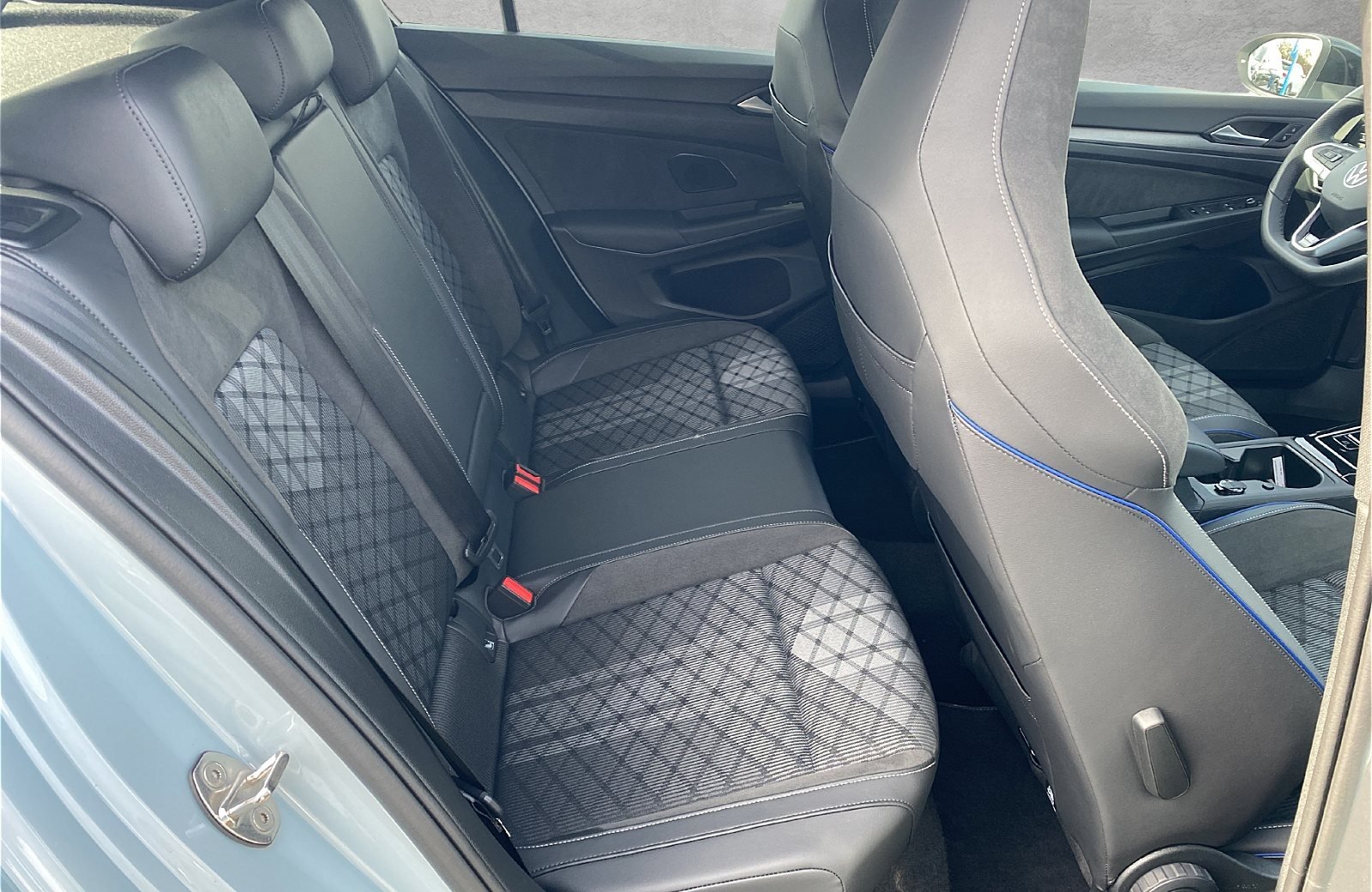 Golf 2.0 TDI R-Line DSG BlackStyle AHK Navi ACC HarmanKardon