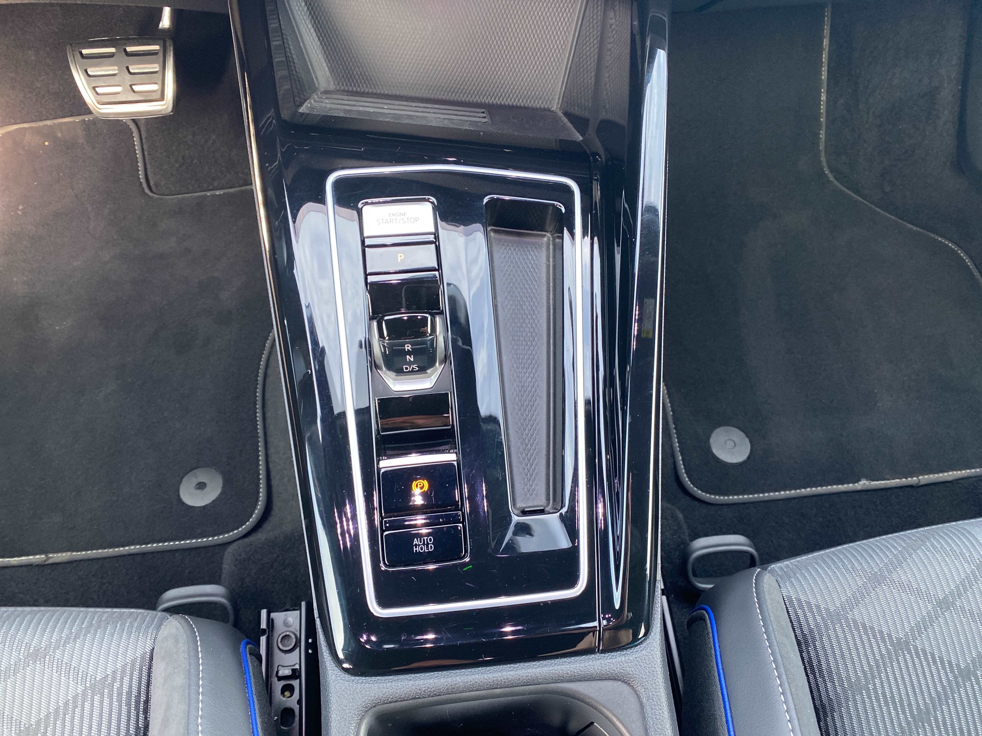 Golf 2.0 TDI R-Line DSG BlackStyle AHK Navi ACC HarmanKardon