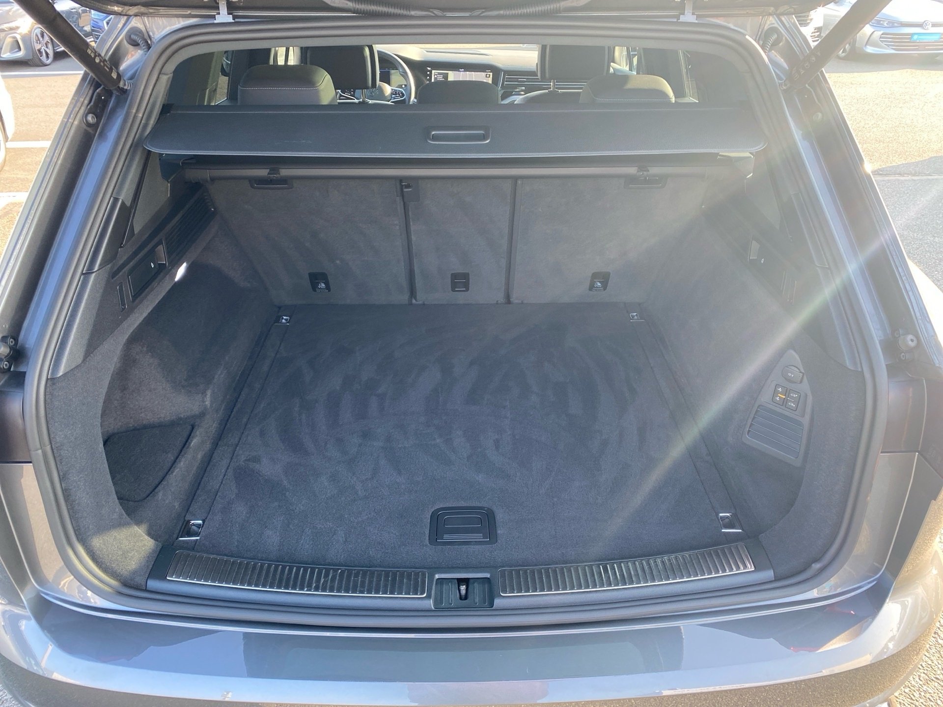 Touareg 3.0 TDI R-Line 4M DSG Matrix Navi ACC AHK Pano HuD Luft