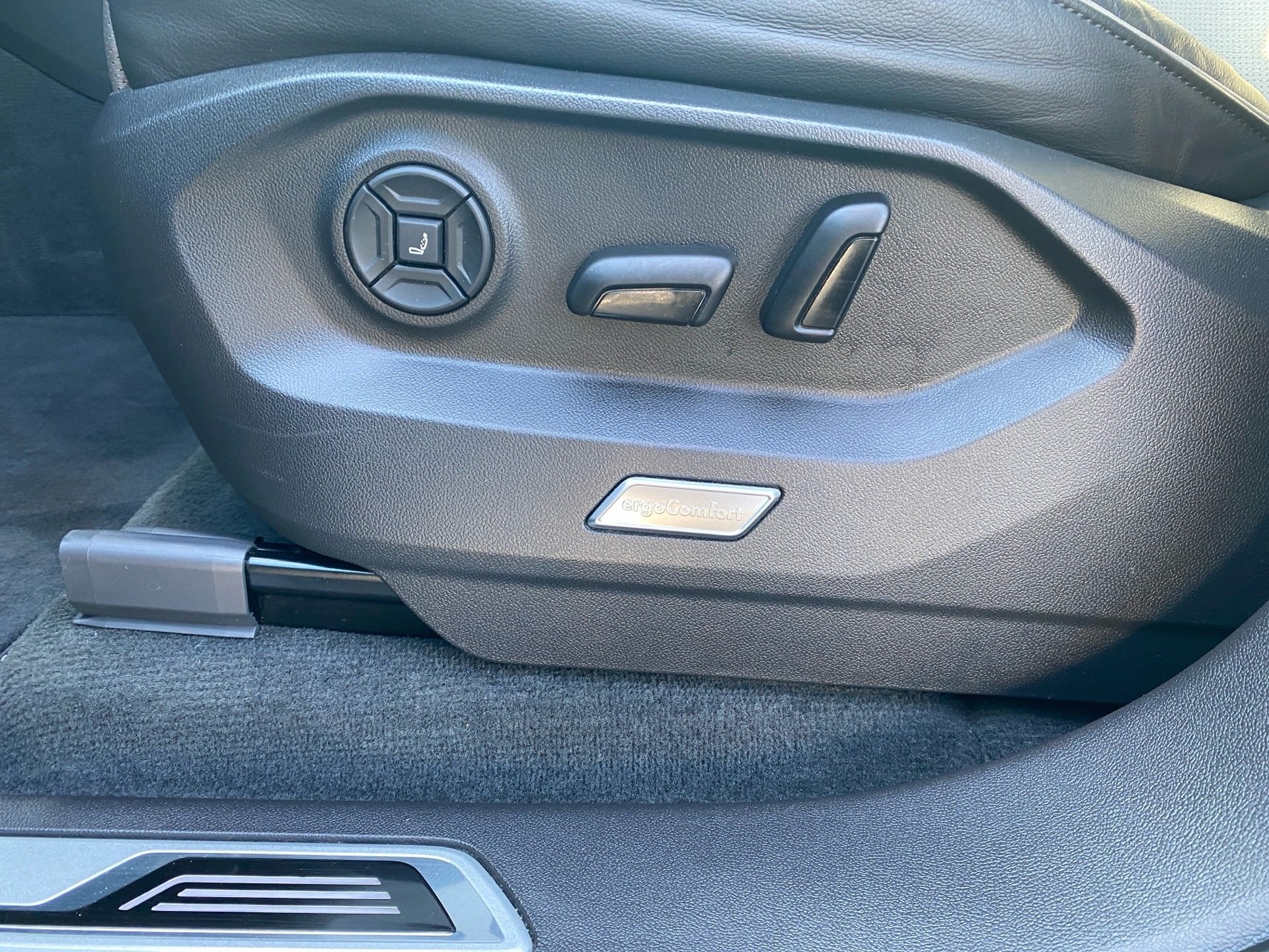 Touareg 3.0 TDI R-Line 4M DSG Matrix Navi ACC AHK Pano HuD Luft