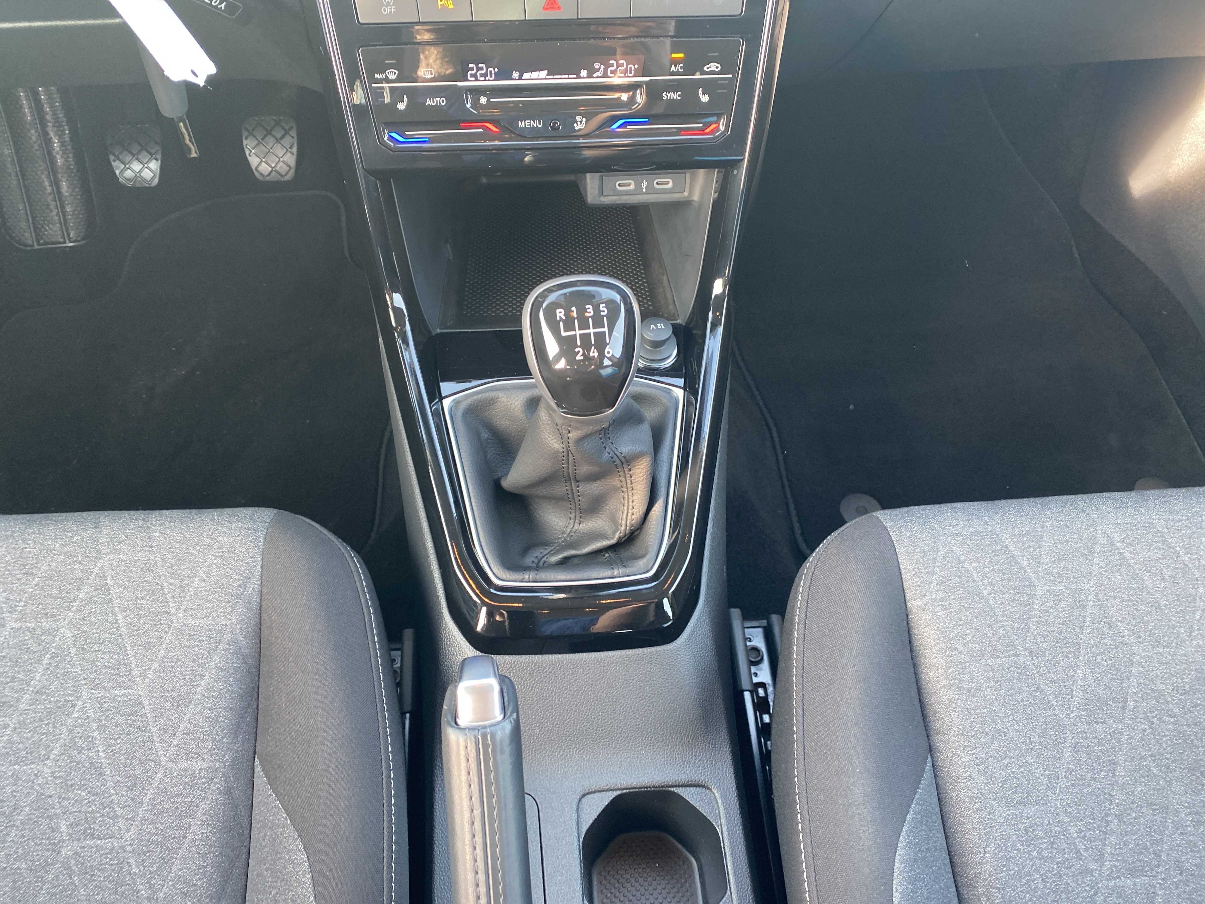 T-Cross 1.0 TSI Life LED PDC SHZ DAB+ 2xKlima LM