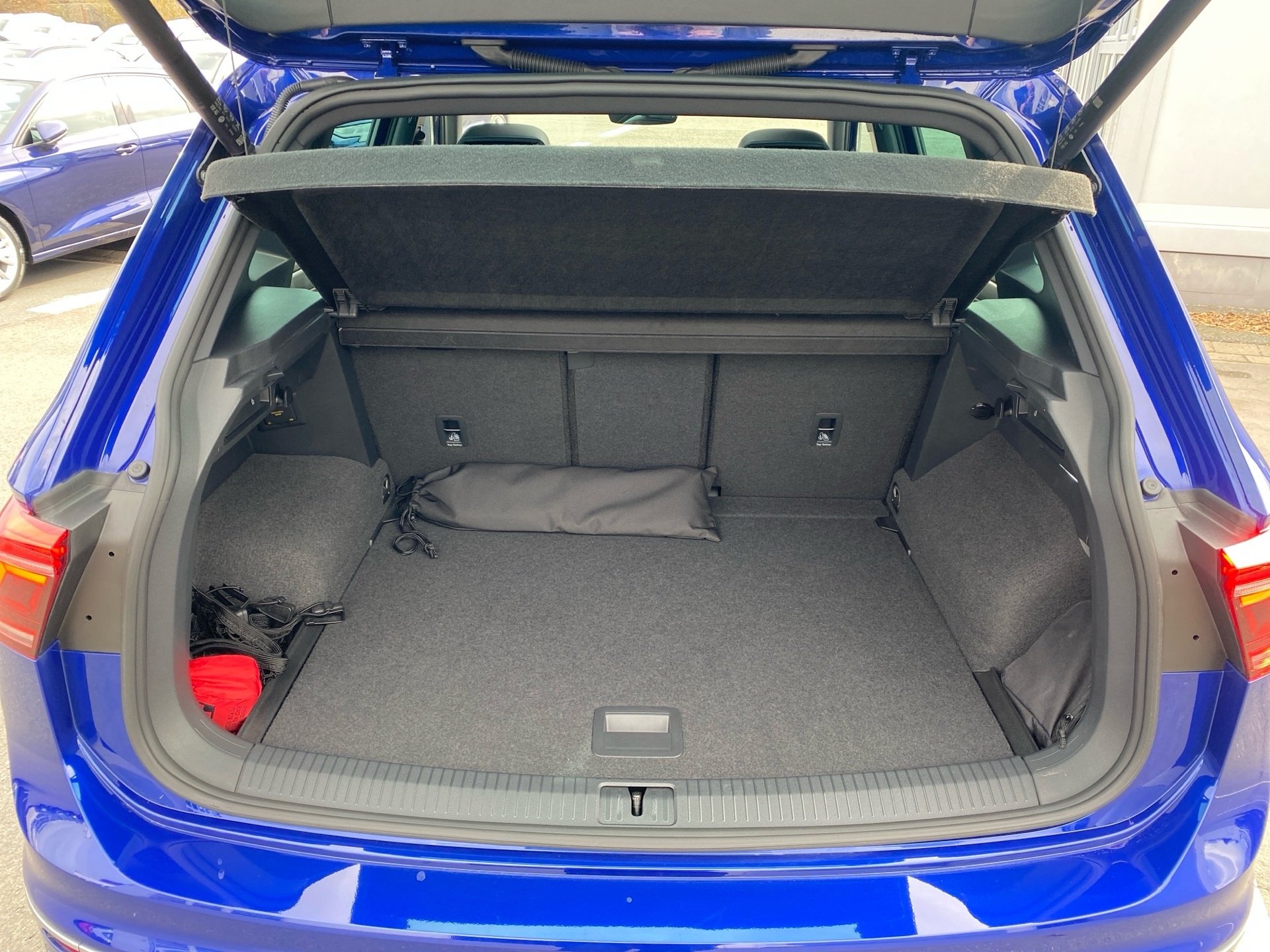 Tiguan R 2.0 TSI 4M DSG Akrapovic Matrix Pano Leder