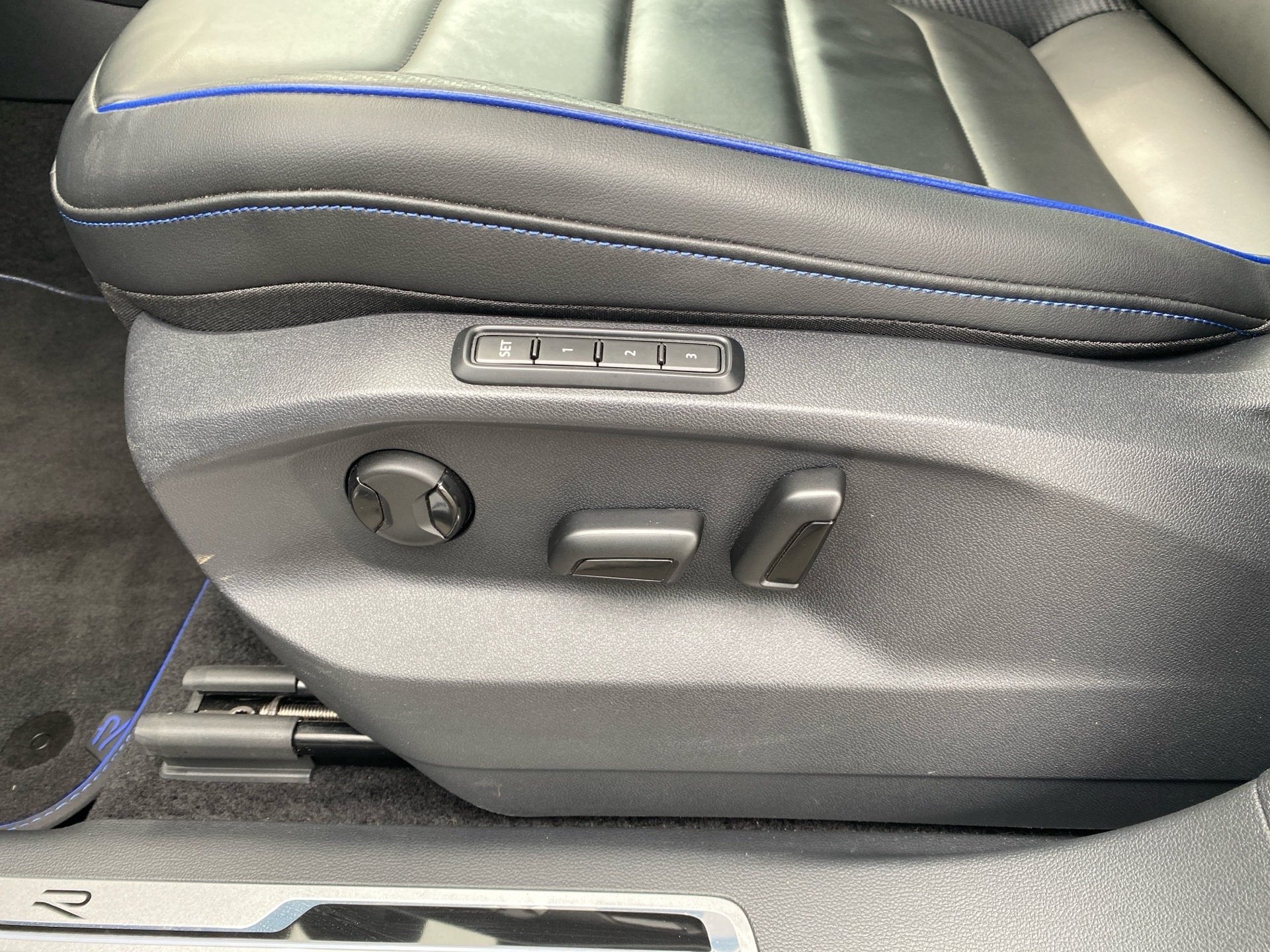 Tiguan R 2.0 TSI 4M DSG Akrapovic Matrix Pano Leder