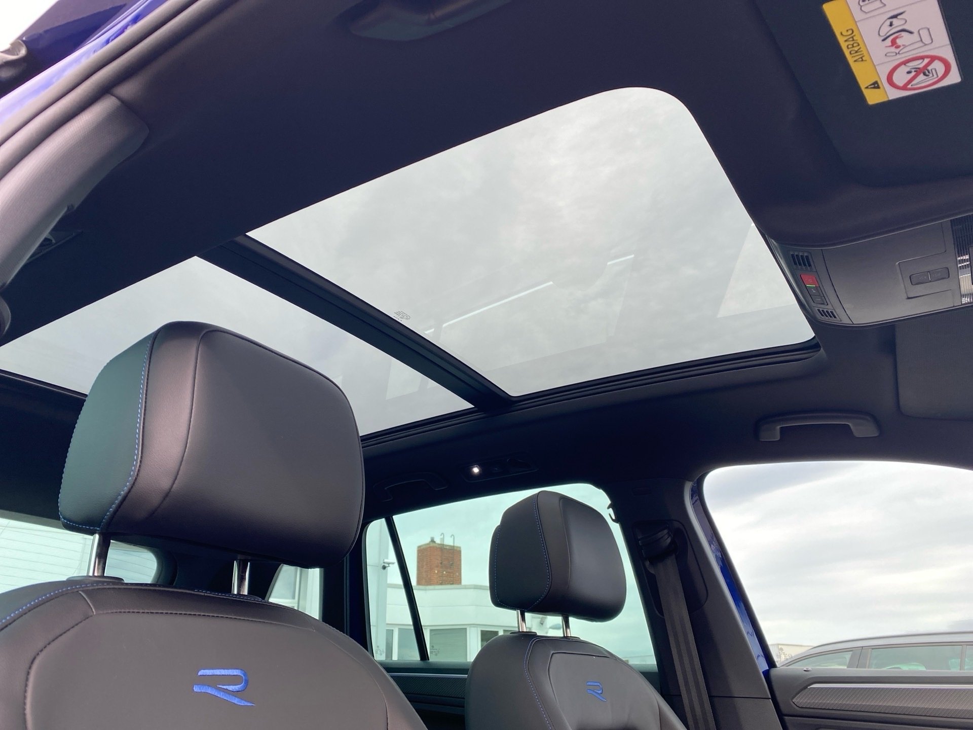 Tiguan R 2.0 TSI 4M DSG Akrapovic Matrix Pano Leder