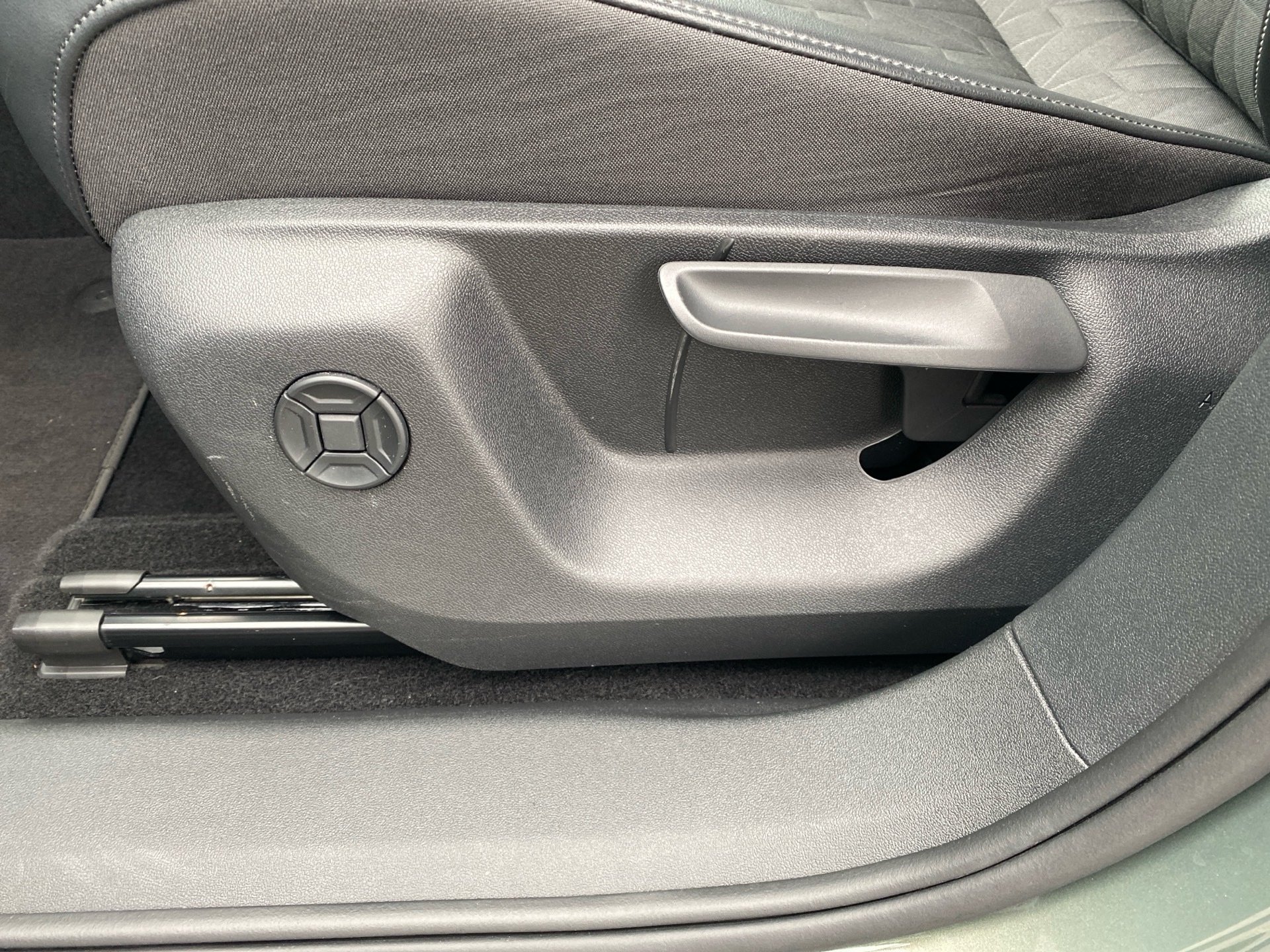 Tiguan 2.0 TDI GOAL DSG HD-Matrix AHK Navi HuD ACC Keyless