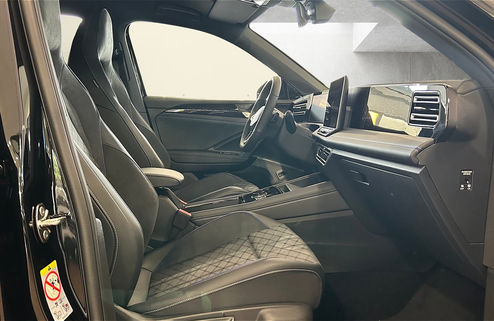 Tiguan R-Line 2.0 l TDI DSG 360 ACC AHK AUT Kam.
