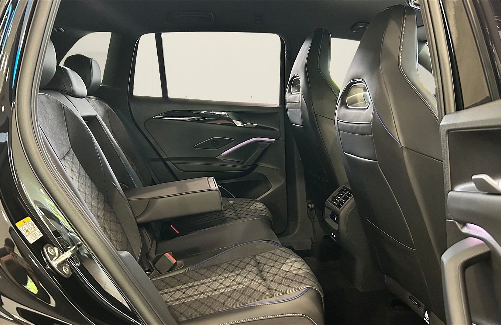 Tiguan R-Line 2.0 l TDI DSG 360 ACC AHK AUT Kam.