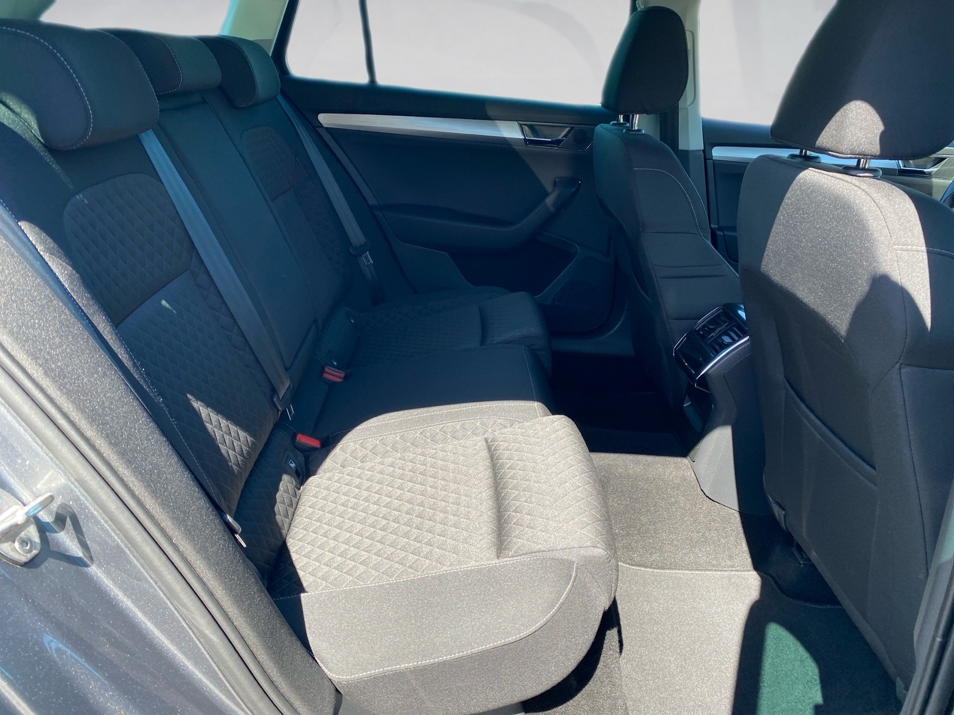 Superb Combi 1.4 TSI iV Ambition DSG Navi AHK PDC SHZ