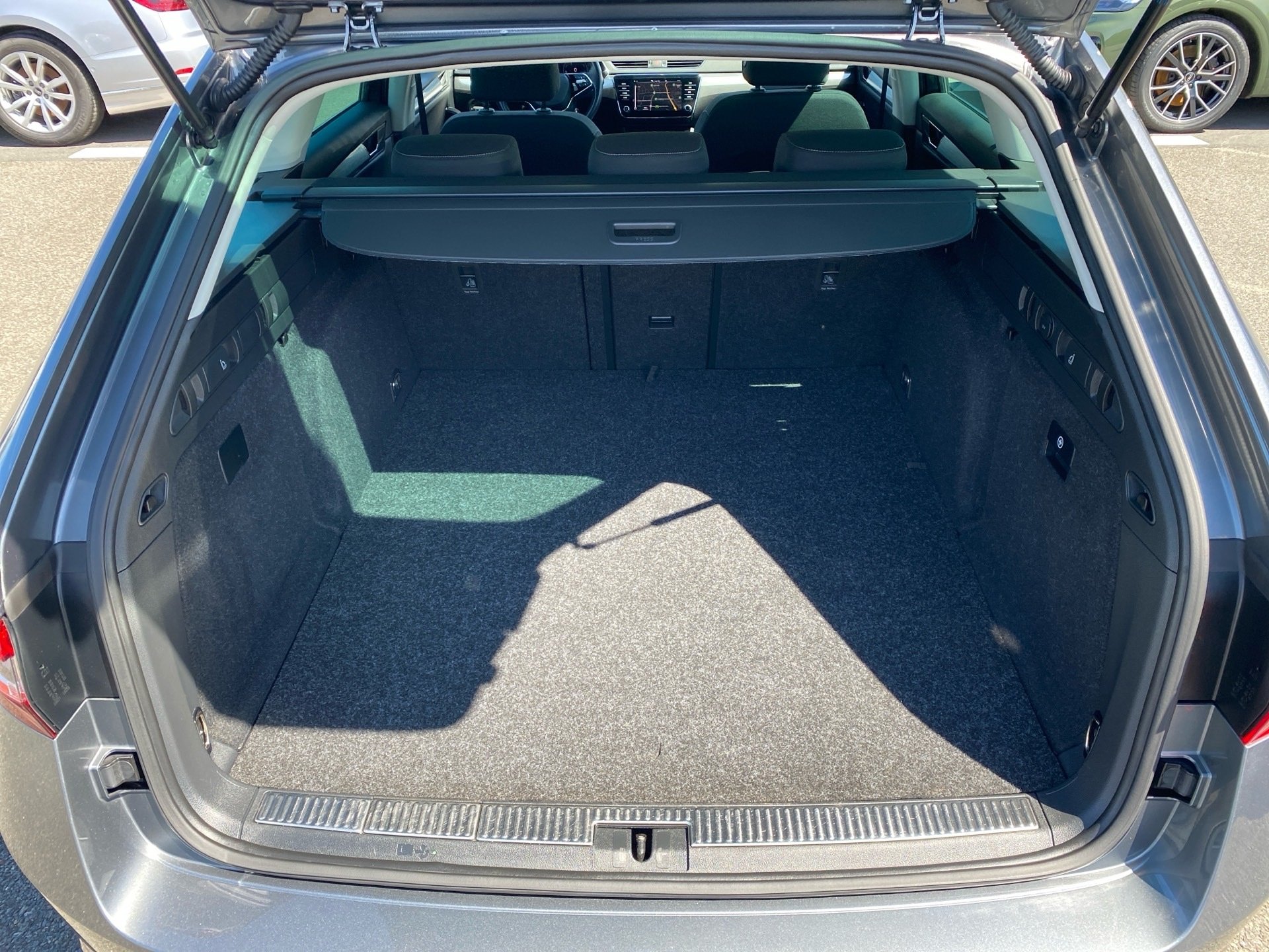 Superb Combi 1.4 TSI iV Ambition DSG Navi AHK PDC SHZ