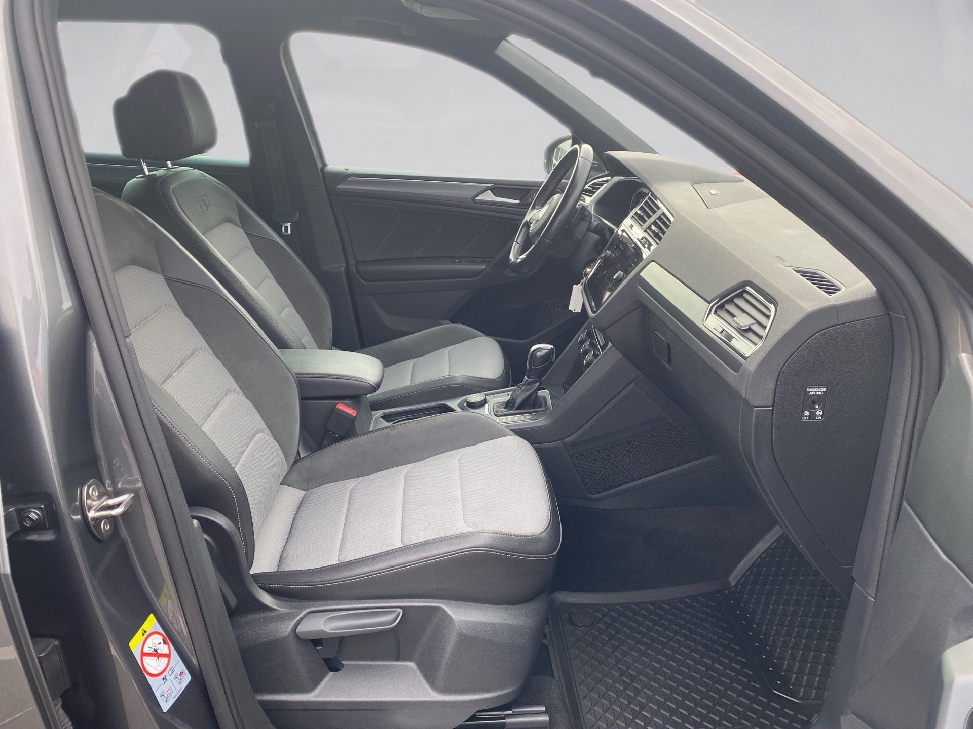 Tiguan 2.0 TDI R-Line 4M DSG LED Navi AHK Standhzg.