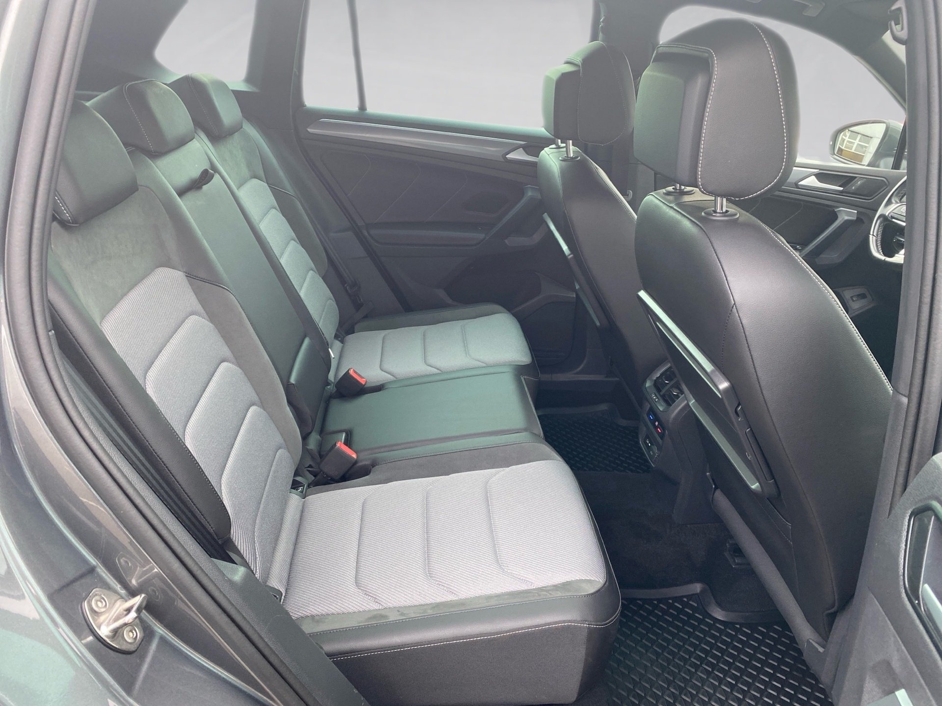 Tiguan 2.0 TDI R-Line 4M DSG LED Navi AHK Standhzg.