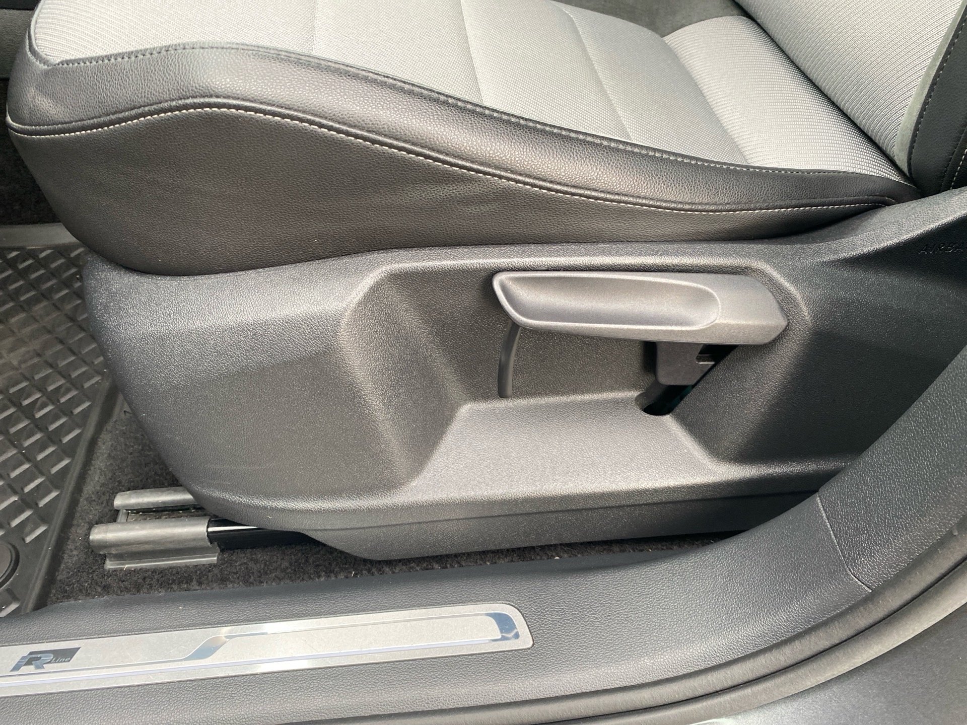 Tiguan 2.0 TDI R-Line 4M DSG LED Navi AHK Standhzg.